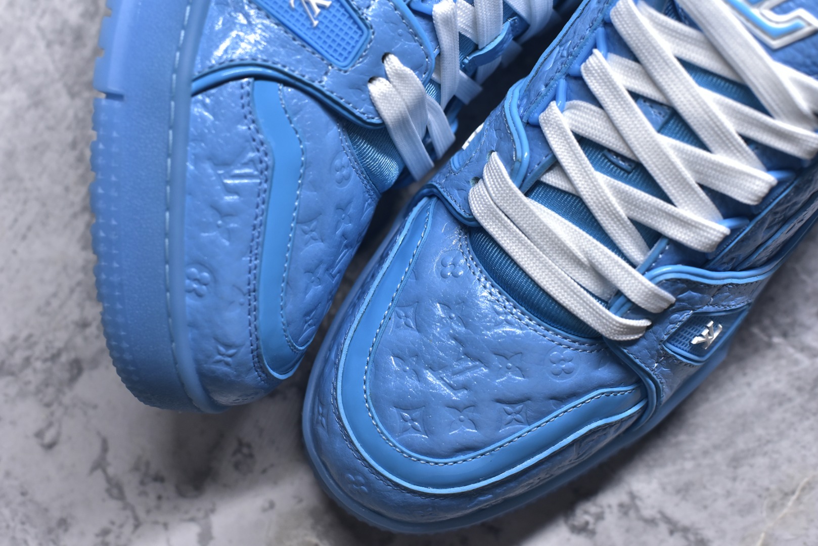 图片[8]-#X1 东莞纯原 210个配色 市售顶级版本💯 驴家 LV x NiGo 联名 Trainer 原版完美楦型 东莞大厂出产 品控胜过市面百分之95 原版正确TPU大底 标准原版大底克重152k 独家底磨 实物到手质感重量完全区别与市面版本。 开发费5w+ 质感媲美原版 密集度超高 区别于同行色泽质感 意大利进口头层一刀切小牛皮 皮料厚实度韧性高于市面 原版垫脚聚米微料加透气英伦网布 都是按正品一比一打造开发 不偷半点料 不掺半点假 细节原版一致 可对比 全包套原版包装配件 目前市面一梯队级别 ⚠市场太杂请注意混卖版本 可区别材料 版型 质感 包装配件 一切肉眼可见的细节。 尺码男款 39 40 41 42 43 44 45 46-选品中心