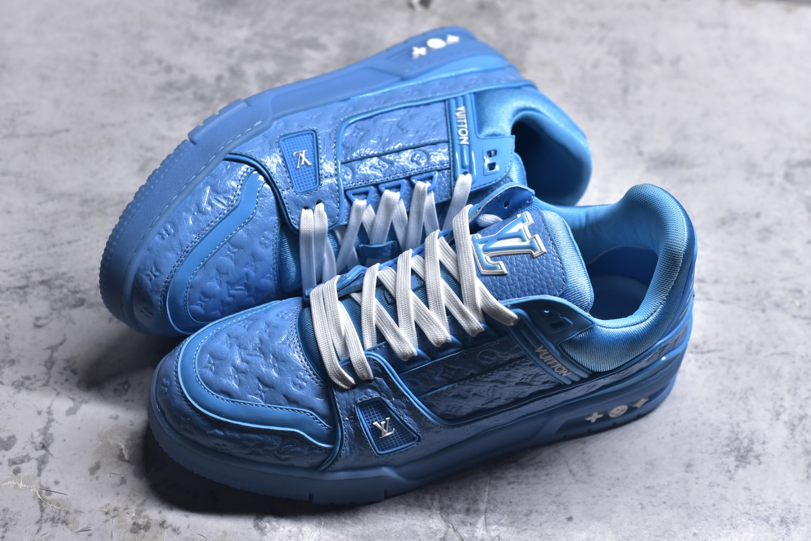 图片[7]-#X1 东莞纯原 210个配色 市售顶级版本💯 驴家 LV x NiGo 联名 Trainer 原版完美楦型 东莞大厂出产 品控胜过市面百分之95 原版正确TPU大底 标准原版大底克重152k 独家底磨 实物到手质感重量完全区别与市面版本。 开发费5w+ 质感媲美原版 密集度超高 区别于同行色泽质感 意大利进口头层一刀切小牛皮 皮料厚实度韧性高于市面 原版垫脚聚米微料加透气英伦网布 都是按正品一比一打造开发 不偷半点料 不掺半点假 细节原版一致 可对比 全包套原版包装配件 目前市面一梯队级别 ⚠市场太杂请注意混卖版本 可区别材料 版型 质感 包装配件 一切肉眼可见的细节。 尺码男款 39 40 41 42 43 44 45 46-选品中心