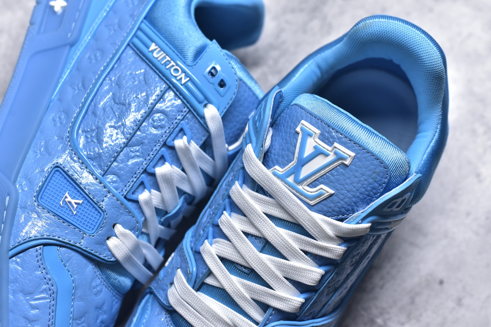 图片[9]-#X1 东莞纯原 210个配色 市售顶级版本💯 驴家 LV x NiGo 联名 Trainer 原版完美楦型 东莞大厂出产 品控胜过市面百分之95 原版正确TPU大底 标准原版大底克重152k 独家底磨 实物到手质感重量完全区别与市面版本。 开发费5w+ 质感媲美原版 密集度超高 区别于同行色泽质感 意大利进口头层一刀切小牛皮 皮料厚实度韧性高于市面 原版垫脚聚米微料加透气英伦网布 都是按正品一比一打造开发 不偷半点料 不掺半点假 细节原版一致 可对比 全包套原版包装配件 目前市面一梯队级别 ⚠市场太杂请注意混卖版本 可区别材料 版型 质感 包装配件 一切肉眼可见的细节。 尺码男款 39 40 41 42 43 44 45 46-选品中心