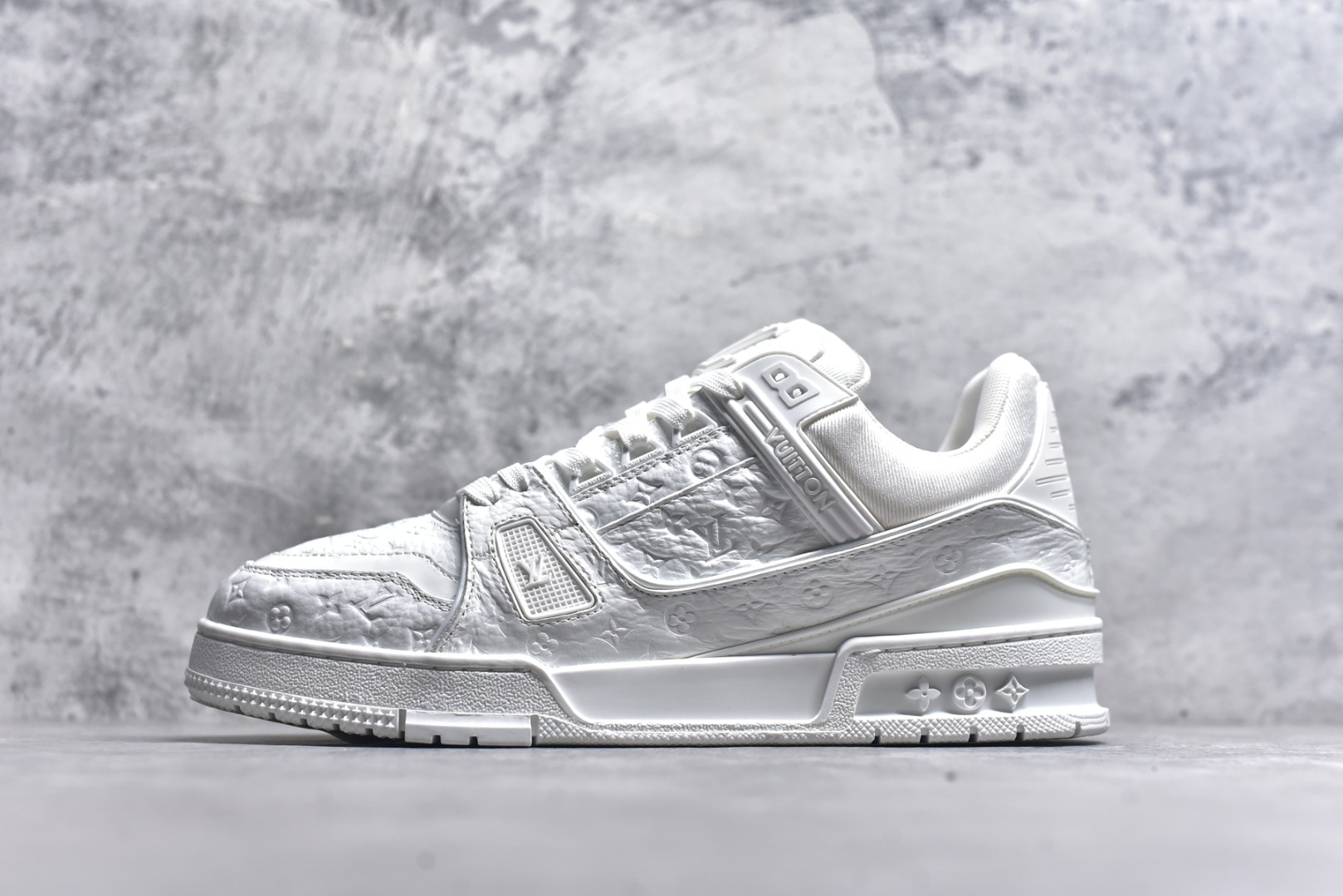 #X1 东莞纯原 210个配色 市售顶级版本💯 驴家 LV x NiGo 联名 Trainer 原版完美楦型 东莞大厂出产 品控胜过市面百分之95 原版正确TPU大底 标准原版大底克重152k 独家底磨 实物到手质感重量完全区别与市面版本。 开发费5w+ 质感媲美原版 密集度超高 区别于同行色泽质感 意大利进口头层一刀切小牛皮 皮料厚实度韧性高于市面 原版垫脚聚米微料加透气英伦网布 都是按正品一比一打造开发 不偷半点料 不掺半点假 细节原版一致 可对比 全包套原版包装配件 目前市面一梯队级别 ⚠市场太杂请注意混卖版本 可区别材料 版型 质感 包装配件 一切肉眼可见的细节。 尺码男款 39 40 41 42 43 44 45 46-选品中心