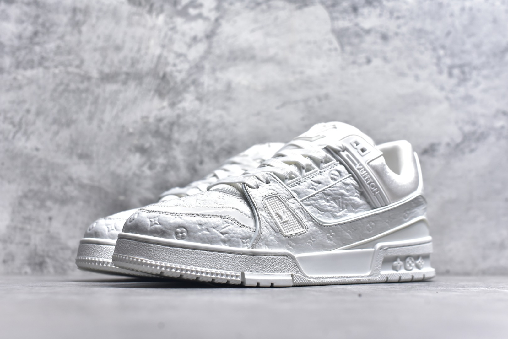 图片[2]-#X1 东莞纯原 210个配色 市售顶级版本💯 驴家 LV x NiGo 联名 Trainer 原版完美楦型 东莞大厂出产 品控胜过市面百分之95 原版正确TPU大底 标准原版大底克重152k 独家底磨 实物到手质感重量完全区别与市面版本。 开发费5w+ 质感媲美原版 密集度超高 区别于同行色泽质感 意大利进口头层一刀切小牛皮 皮料厚实度韧性高于市面 原版垫脚聚米微料加透气英伦网布 都是按正品一比一打造开发 不偷半点料 不掺半点假 细节原版一致 可对比 全包套原版包装配件 目前市面一梯队级别 ⚠市场太杂请注意混卖版本 可区别材料 版型 质感 包装配件 一切肉眼可见的细节。 尺码男款 39 40 41 42 43 44 45 46-选品中心