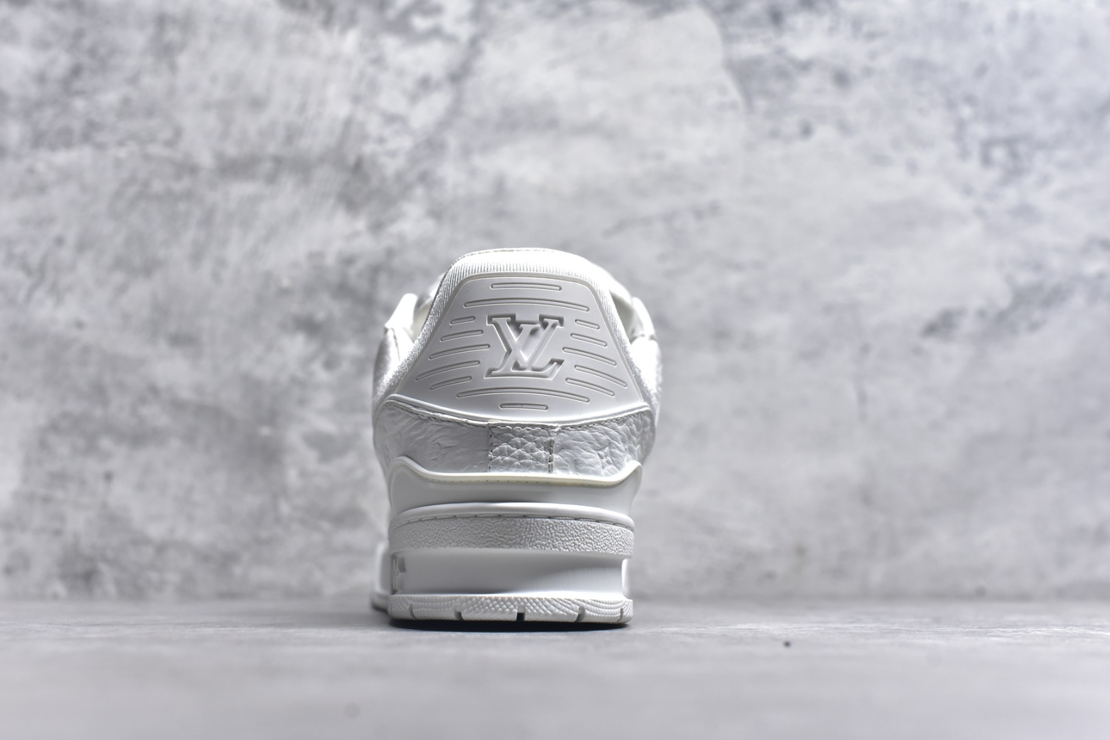 图片[5]-#X1 东莞纯原 210个配色 市售顶级版本💯 驴家 LV x NiGo 联名 Trainer 原版完美楦型 东莞大厂出产 品控胜过市面百分之95 原版正确TPU大底 标准原版大底克重152k 独家底磨 实物到手质感重量完全区别与市面版本。 开发费5w+ 质感媲美原版 密集度超高 区别于同行色泽质感 意大利进口头层一刀切小牛皮 皮料厚实度韧性高于市面 原版垫脚聚米微料加透气英伦网布 都是按正品一比一打造开发 不偷半点料 不掺半点假 细节原版一致 可对比 全包套原版包装配件 目前市面一梯队级别 ⚠市场太杂请注意混卖版本 可区别材料 版型 质感 包装配件 一切肉眼可见的细节。 尺码男款 39 40 41 42 43 44 45 46-选品中心