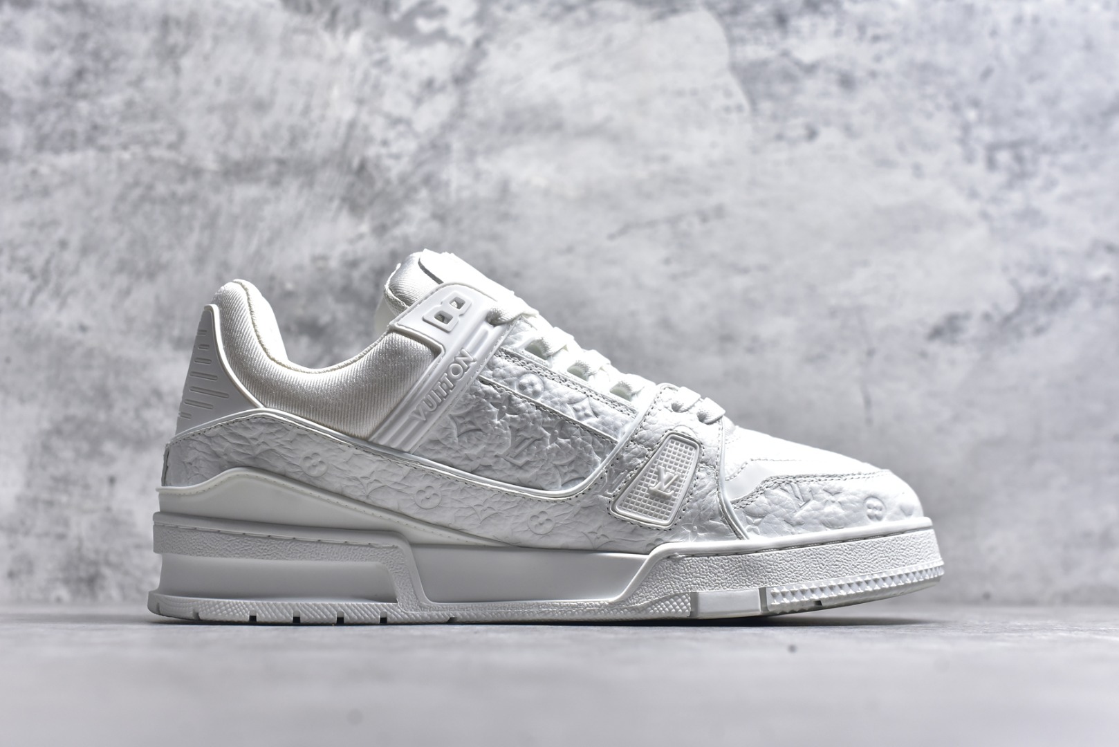 图片[3]-#X1 东莞纯原 210个配色 市售顶级版本💯 驴家 LV x NiGo 联名 Trainer 原版完美楦型 东莞大厂出产 品控胜过市面百分之95 原版正确TPU大底 标准原版大底克重152k 独家底磨 实物到手质感重量完全区别与市面版本。 开发费5w+ 质感媲美原版 密集度超高 区别于同行色泽质感 意大利进口头层一刀切小牛皮 皮料厚实度韧性高于市面 原版垫脚聚米微料加透气英伦网布 都是按正品一比一打造开发 不偷半点料 不掺半点假 细节原版一致 可对比 全包套原版包装配件 目前市面一梯队级别 ⚠市场太杂请注意混卖版本 可区别材料 版型 质感 包装配件 一切肉眼可见的细节。 尺码男款 39 40 41 42 43 44 45 46-选品中心