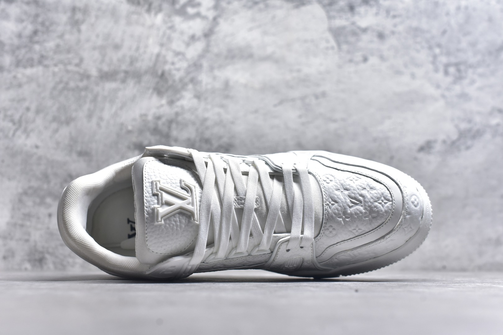 图片[4]-#X1 东莞纯原 210个配色 市售顶级版本💯 驴家 LV x NiGo 联名 Trainer 原版完美楦型 东莞大厂出产 品控胜过市面百分之95 原版正确TPU大底 标准原版大底克重152k 独家底磨 实物到手质感重量完全区别与市面版本。 开发费5w+ 质感媲美原版 密集度超高 区别于同行色泽质感 意大利进口头层一刀切小牛皮 皮料厚实度韧性高于市面 原版垫脚聚米微料加透气英伦网布 都是按正品一比一打造开发 不偷半点料 不掺半点假 细节原版一致 可对比 全包套原版包装配件 目前市面一梯队级别 ⚠市场太杂请注意混卖版本 可区别材料 版型 质感 包装配件 一切肉眼可见的细节。 尺码男款 39 40 41 42 43 44 45 46-选品中心