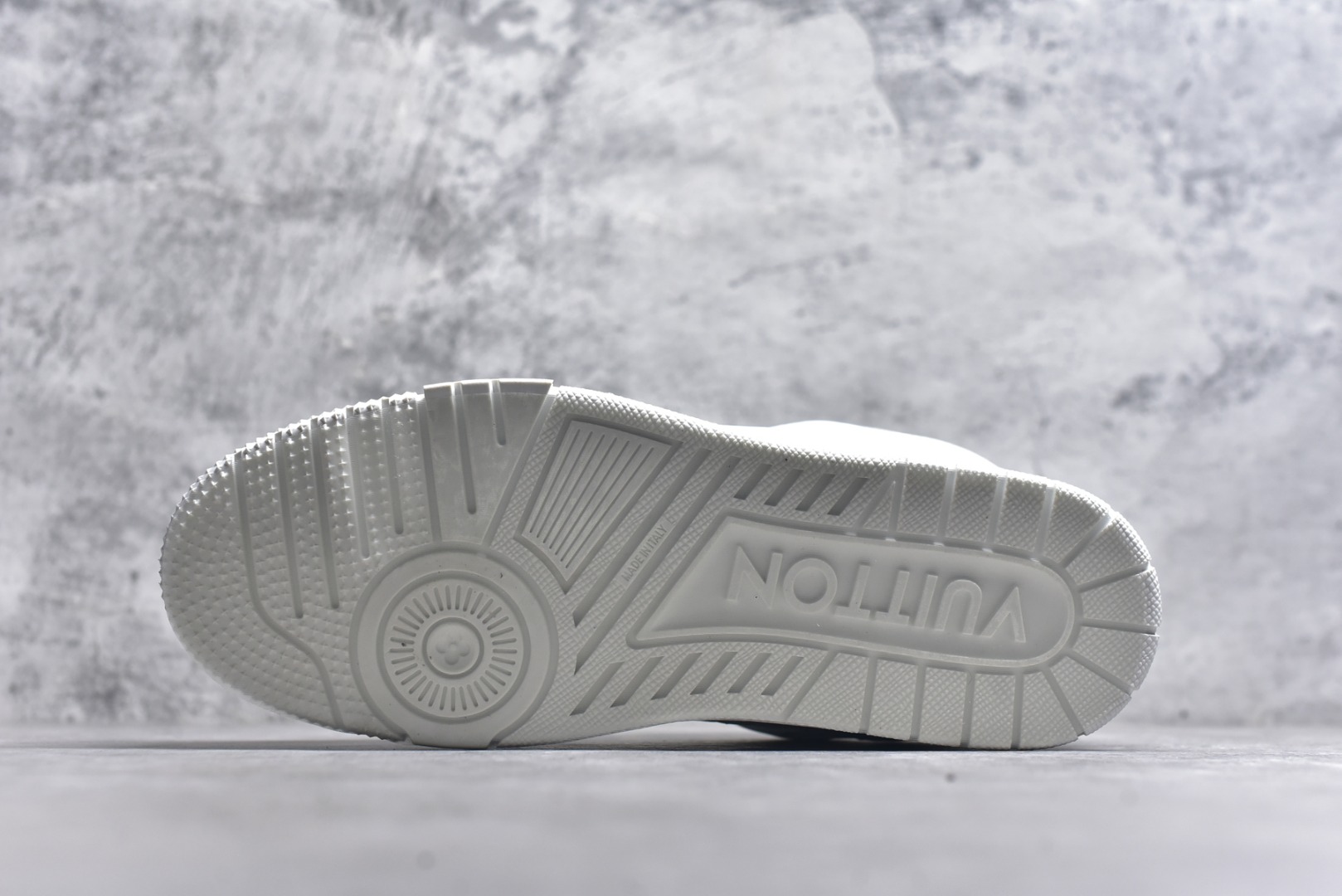 图片[6]-#X1 东莞纯原 210个配色 市售顶级版本💯 驴家 LV x NiGo 联名 Trainer 原版完美楦型 东莞大厂出产 品控胜过市面百分之95 原版正确TPU大底 标准原版大底克重152k 独家底磨 实物到手质感重量完全区别与市面版本。 开发费5w+ 质感媲美原版 密集度超高 区别于同行色泽质感 意大利进口头层一刀切小牛皮 皮料厚实度韧性高于市面 原版垫脚聚米微料加透气英伦网布 都是按正品一比一打造开发 不偷半点料 不掺半点假 细节原版一致 可对比 全包套原版包装配件 目前市面一梯队级别 ⚠市场太杂请注意混卖版本 可区别材料 版型 质感 包装配件 一切肉眼可见的细节。 尺码男款 39 40 41 42 43 44 45 46-选品中心