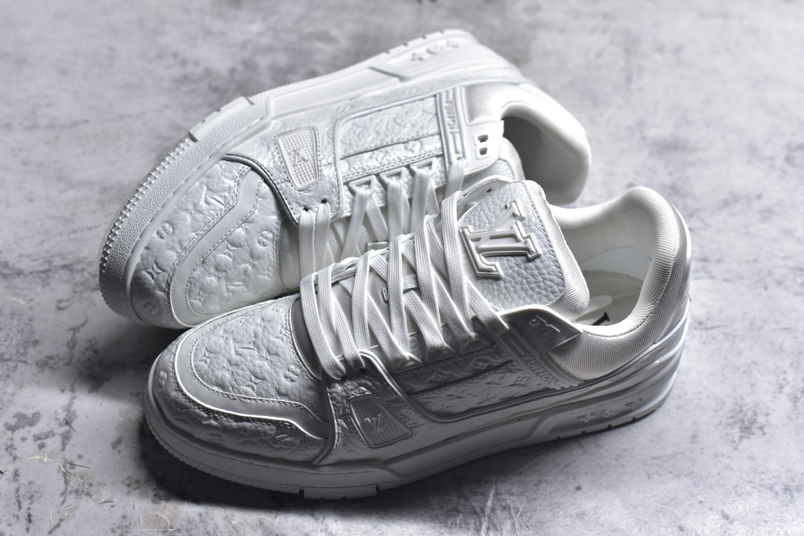 图片[7]-#X1 东莞纯原 210个配色 市售顶级版本💯 驴家 LV x NiGo 联名 Trainer 原版完美楦型 东莞大厂出产 品控胜过市面百分之95 原版正确TPU大底 标准原版大底克重152k 独家底磨 实物到手质感重量完全区别与市面版本。 开发费5w+ 质感媲美原版 密集度超高 区别于同行色泽质感 意大利进口头层一刀切小牛皮 皮料厚实度韧性高于市面 原版垫脚聚米微料加透气英伦网布 都是按正品一比一打造开发 不偷半点料 不掺半点假 细节原版一致 可对比 全包套原版包装配件 目前市面一梯队级别 ⚠市场太杂请注意混卖版本 可区别材料 版型 质感 包装配件 一切肉眼可见的细节。 尺码男款 39 40 41 42 43 44 45 46-选品中心