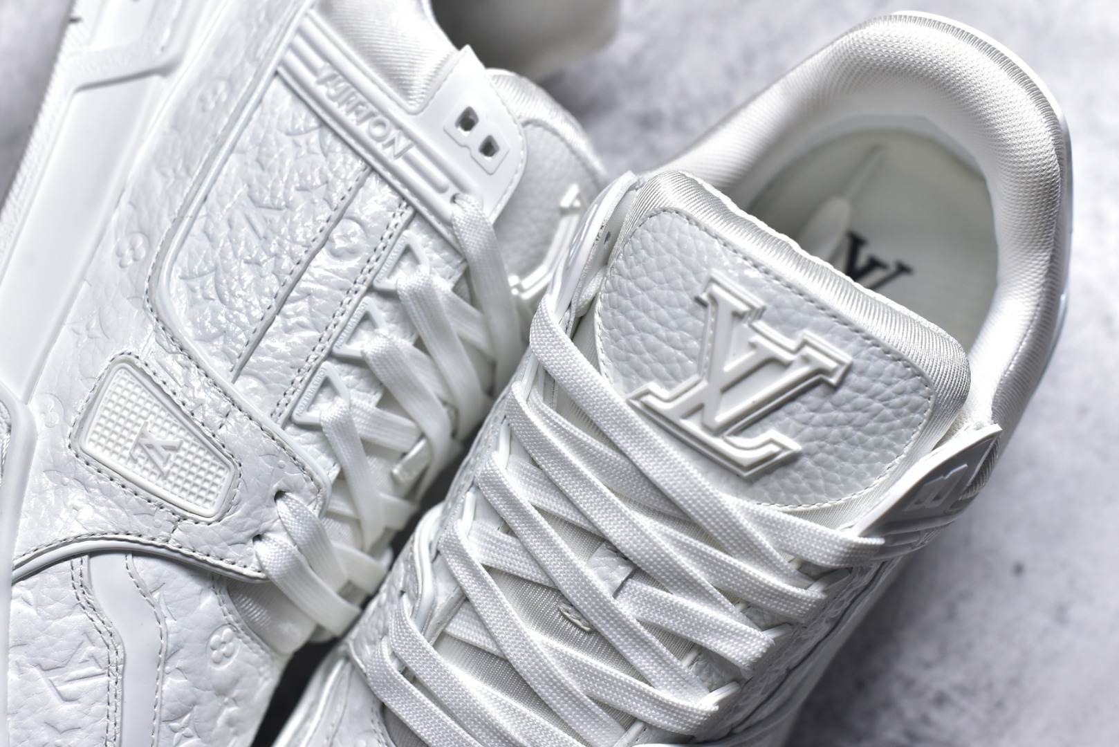 图片[9]-#X1 东莞纯原 210个配色 市售顶级版本💯 驴家 LV x NiGo 联名 Trainer 原版完美楦型 东莞大厂出产 品控胜过市面百分之95 原版正确TPU大底 标准原版大底克重152k 独家底磨 实物到手质感重量完全区别与市面版本。 开发费5w+ 质感媲美原版 密集度超高 区别于同行色泽质感 意大利进口头层一刀切小牛皮 皮料厚实度韧性高于市面 原版垫脚聚米微料加透气英伦网布 都是按正品一比一打造开发 不偷半点料 不掺半点假 细节原版一致 可对比 全包套原版包装配件 目前市面一梯队级别 ⚠市场太杂请注意混卖版本 可区别材料 版型 质感 包装配件 一切肉眼可见的细节。 尺码男款 39 40 41 42 43 44 45 46-选品中心