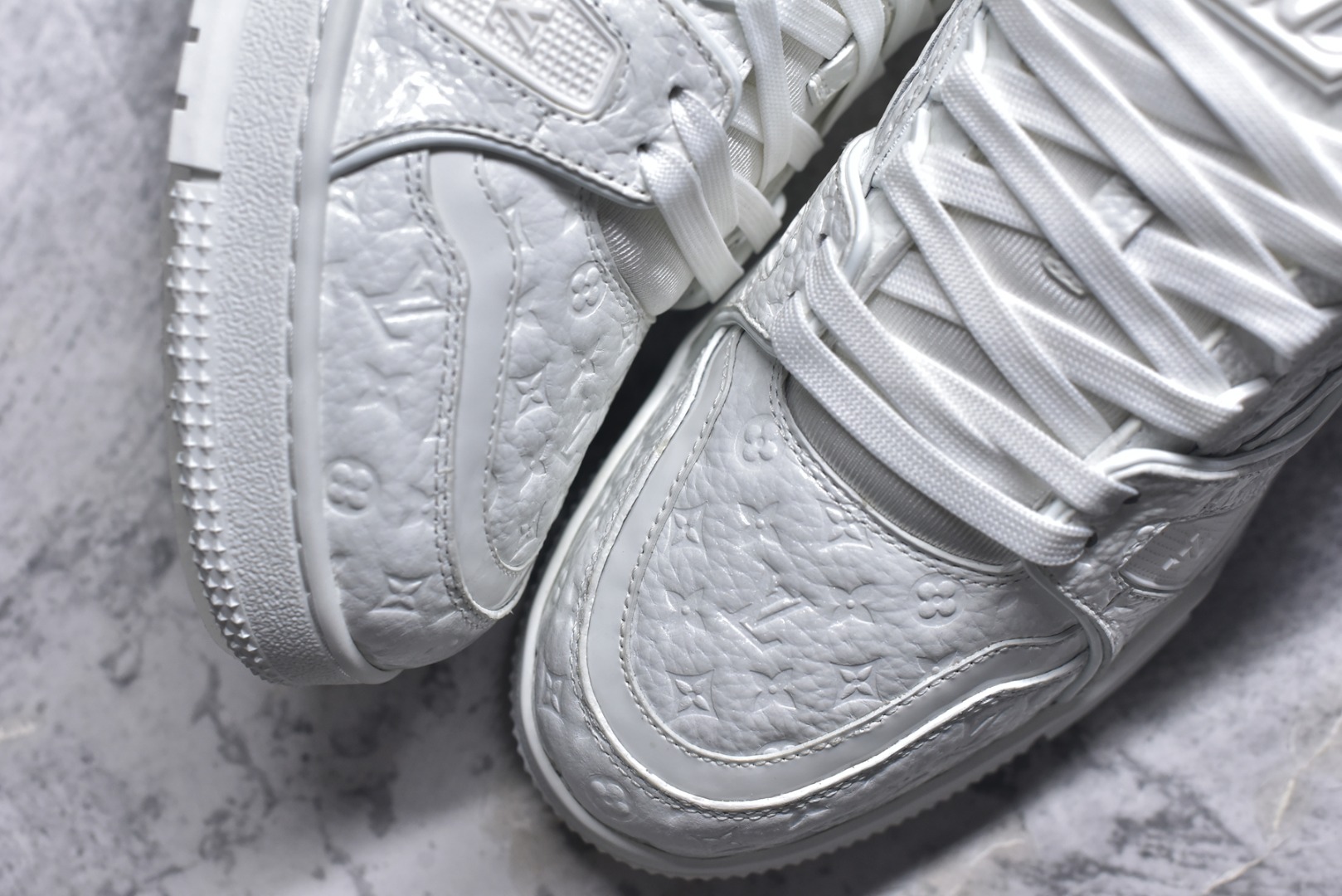 图片[8]-#X1 东莞纯原 210个配色 市售顶级版本💯 驴家 LV x NiGo 联名 Trainer 原版完美楦型 东莞大厂出产 品控胜过市面百分之95 原版正确TPU大底 标准原版大底克重152k 独家底磨 实物到手质感重量完全区别与市面版本。 开发费5w+ 质感媲美原版 密集度超高 区别于同行色泽质感 意大利进口头层一刀切小牛皮 皮料厚实度韧性高于市面 原版垫脚聚米微料加透气英伦网布 都是按正品一比一打造开发 不偷半点料 不掺半点假 细节原版一致 可对比 全包套原版包装配件 目前市面一梯队级别 ⚠市场太杂请注意混卖版本 可区别材料 版型 质感 包装配件 一切肉眼可见的细节。 尺码男款 39 40 41 42 43 44 45 46-选品中心