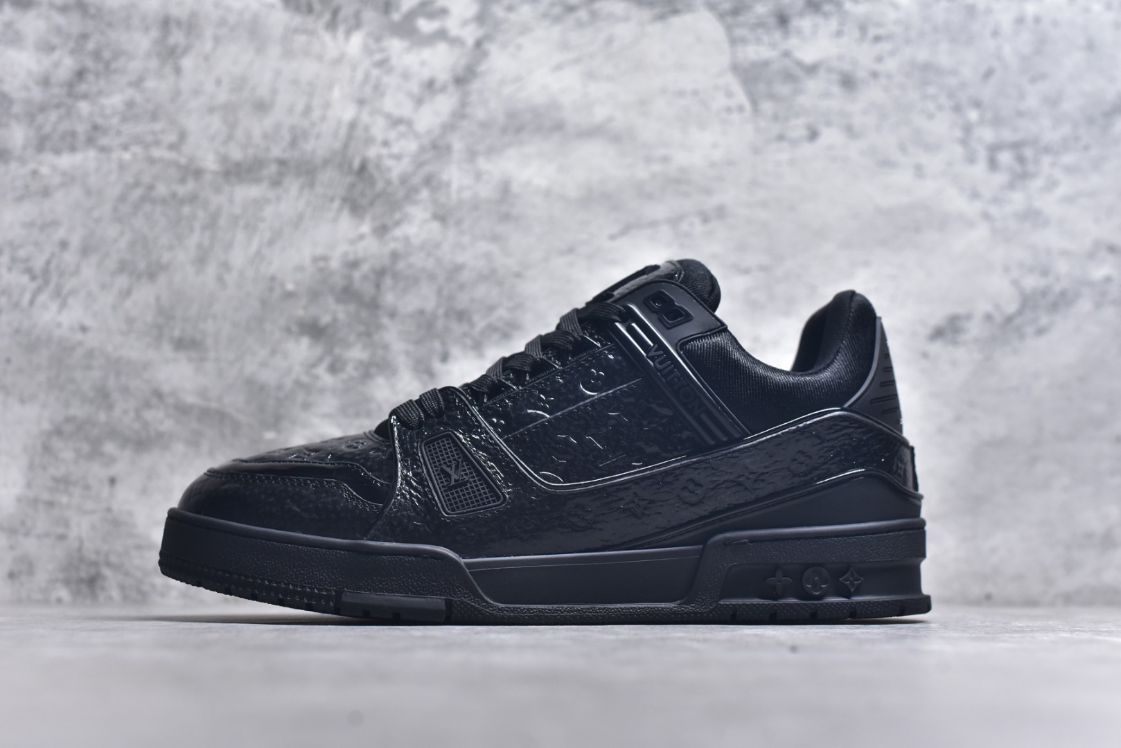 #X1 东莞纯原 210个配色 市售顶级版本💯 驴家 LV x NiGo 联名 Trainer 原版完美楦型 东莞大厂出产 品控胜过市面百分之95 原版正确TPU大底 标准原版大底克重152k 独家底磨 实物到手质感重量完全区别与市面版本。 开发费5w+ 质感媲美原版 密集度超高 区别于同行色泽质感 意大利进口头层一刀切小牛皮 皮料厚实度韧性高于市面 原版垫脚聚米微料加透气英伦网布 都是按正品一比一打造开发 不偷半点料 不掺半点假 细节原版一致 可对比 全包套原版包装配件 目前市面一梯队级别 ⚠市场太杂请注意混卖版本 可区别材料 版型 质感 包装配件 一切肉眼可见的细节。 尺码男款 39 40 41 42 43 44 45 46-选品中心