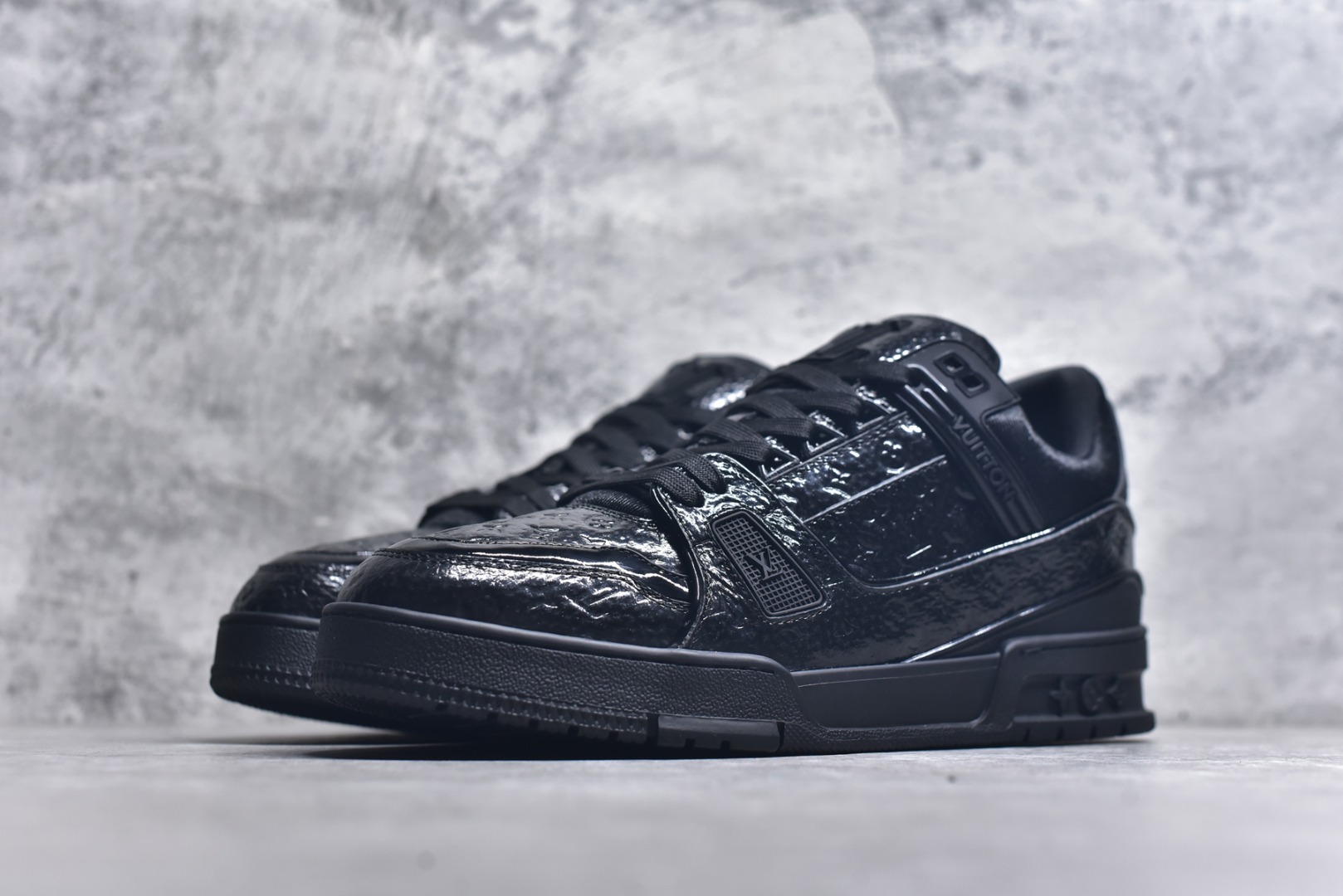 图片[2]-#X1 东莞纯原 210个配色 市售顶级版本💯 驴家 LV x NiGo 联名 Trainer 原版完美楦型 东莞大厂出产 品控胜过市面百分之95 原版正确TPU大底 标准原版大底克重152k 独家底磨 实物到手质感重量完全区别与市面版本。 开发费5w+ 质感媲美原版 密集度超高 区别于同行色泽质感 意大利进口头层一刀切小牛皮 皮料厚实度韧性高于市面 原版垫脚聚米微料加透气英伦网布 都是按正品一比一打造开发 不偷半点料 不掺半点假 细节原版一致 可对比 全包套原版包装配件 目前市面一梯队级别 ⚠市场太杂请注意混卖版本 可区别材料 版型 质感 包装配件 一切肉眼可见的细节。 尺码男款 39 40 41 42 43 44 45 46-选品中心