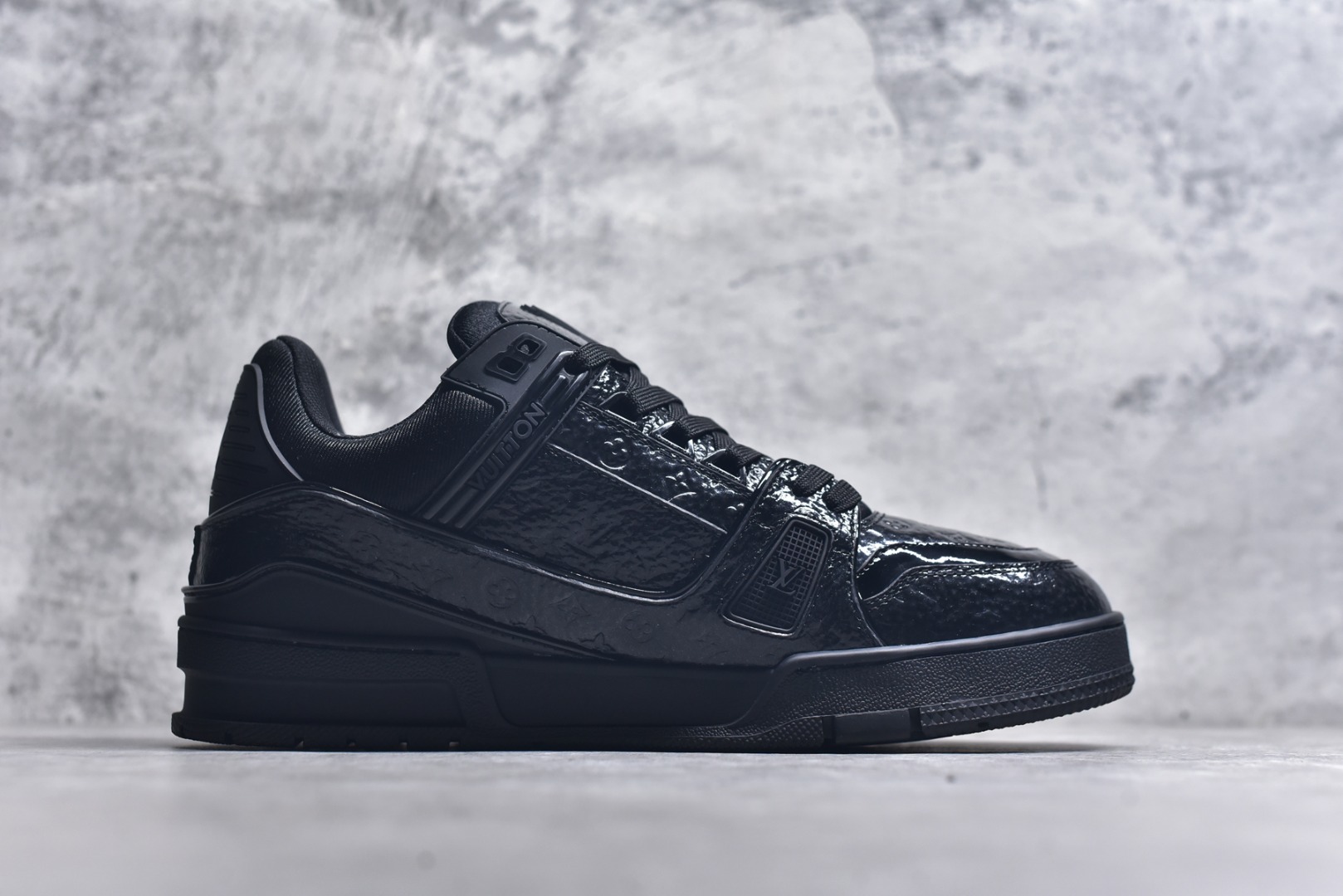 图片[3]-#X1 东莞纯原 210个配色 市售顶级版本💯 驴家 LV x NiGo 联名 Trainer 原版完美楦型 东莞大厂出产 品控胜过市面百分之95 原版正确TPU大底 标准原版大底克重152k 独家底磨 实物到手质感重量完全区别与市面版本。 开发费5w+ 质感媲美原版 密集度超高 区别于同行色泽质感 意大利进口头层一刀切小牛皮 皮料厚实度韧性高于市面 原版垫脚聚米微料加透气英伦网布 都是按正品一比一打造开发 不偷半点料 不掺半点假 细节原版一致 可对比 全包套原版包装配件 目前市面一梯队级别 ⚠市场太杂请注意混卖版本 可区别材料 版型 质感 包装配件 一切肉眼可见的细节。 尺码男款 39 40 41 42 43 44 45 46-选品中心