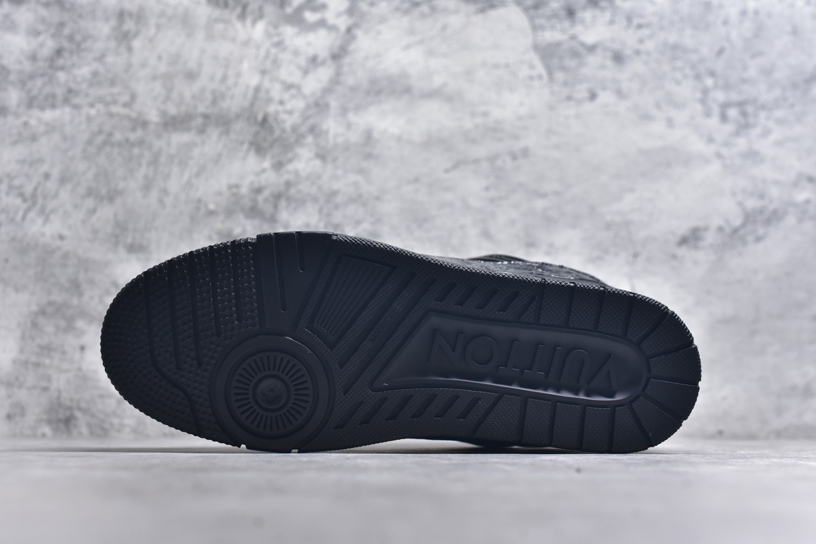 图片[6]-#X1 东莞纯原 210个配色 市售顶级版本💯 驴家 LV x NiGo 联名 Trainer 原版完美楦型 东莞大厂出产 品控胜过市面百分之95 原版正确TPU大底 标准原版大底克重152k 独家底磨 实物到手质感重量完全区别与市面版本。 开发费5w+ 质感媲美原版 密集度超高 区别于同行色泽质感 意大利进口头层一刀切小牛皮 皮料厚实度韧性高于市面 原版垫脚聚米微料加透气英伦网布 都是按正品一比一打造开发 不偷半点料 不掺半点假 细节原版一致 可对比 全包套原版包装配件 目前市面一梯队级别 ⚠市场太杂请注意混卖版本 可区别材料 版型 质感 包装配件 一切肉眼可见的细节。 尺码男款 39 40 41 42 43 44 45 46-选品中心