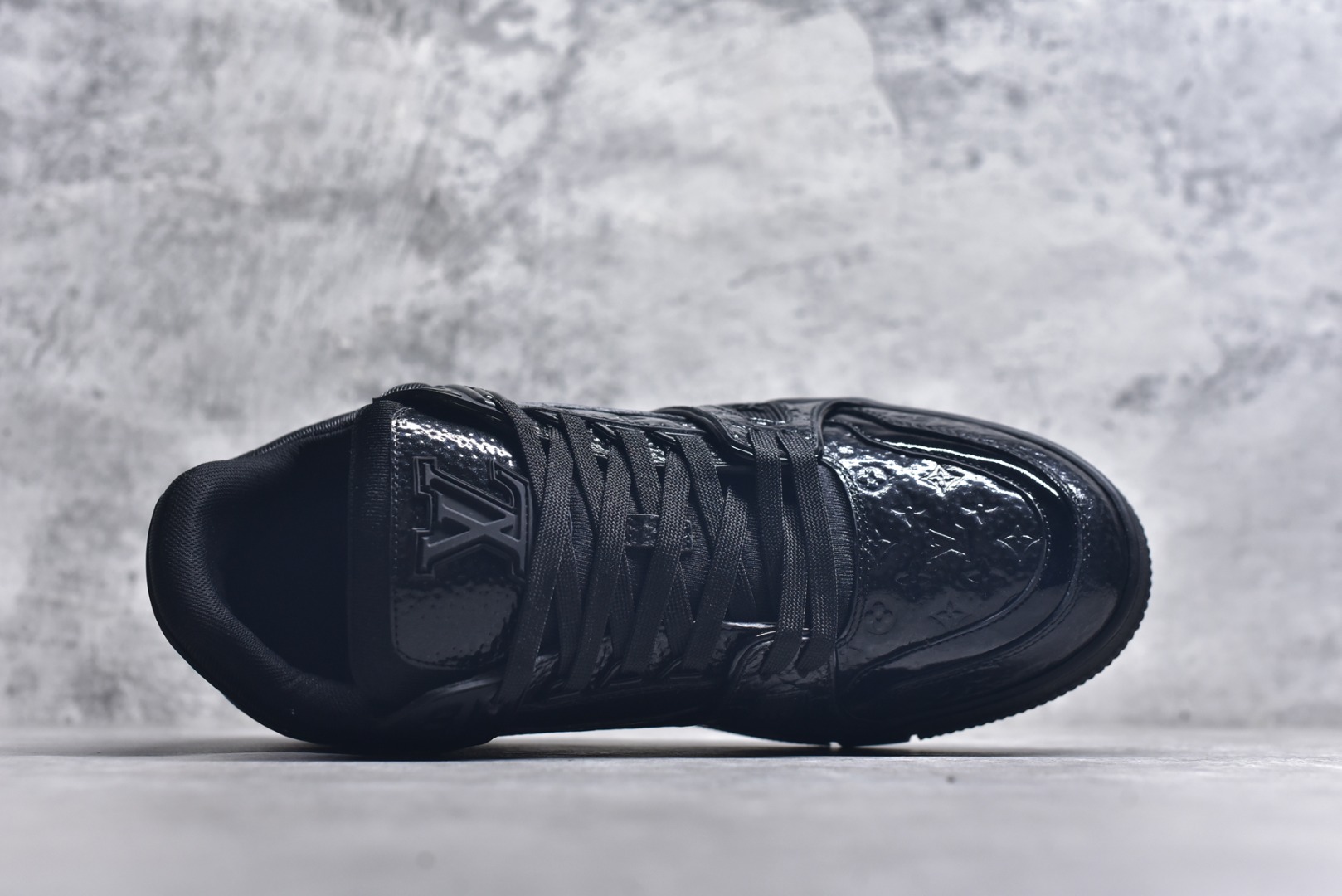 图片[4]-#X1 东莞纯原 210个配色 市售顶级版本💯 驴家 LV x NiGo 联名 Trainer 原版完美楦型 东莞大厂出产 品控胜过市面百分之95 原版正确TPU大底 标准原版大底克重152k 独家底磨 实物到手质感重量完全区别与市面版本。 开发费5w+ 质感媲美原版 密集度超高 区别于同行色泽质感 意大利进口头层一刀切小牛皮 皮料厚实度韧性高于市面 原版垫脚聚米微料加透气英伦网布 都是按正品一比一打造开发 不偷半点料 不掺半点假 细节原版一致 可对比 全包套原版包装配件 目前市面一梯队级别 ⚠市场太杂请注意混卖版本 可区别材料 版型 质感 包装配件 一切肉眼可见的细节。 尺码男款 39 40 41 42 43 44 45 46-选品中心