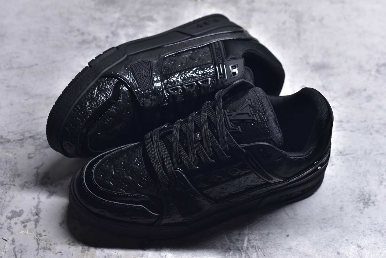 图片[7]-#X1 东莞纯原 210个配色 市售顶级版本💯 驴家 LV x NiGo 联名 Trainer 原版完美楦型 东莞大厂出产 品控胜过市面百分之95 原版正确TPU大底 标准原版大底克重152k 独家底磨 实物到手质感重量完全区别与市面版本。 开发费5w+ 质感媲美原版 密集度超高 区别于同行色泽质感 意大利进口头层一刀切小牛皮 皮料厚实度韧性高于市面 原版垫脚聚米微料加透气英伦网布 都是按正品一比一打造开发 不偷半点料 不掺半点假 细节原版一致 可对比 全包套原版包装配件 目前市面一梯队级别 ⚠市场太杂请注意混卖版本 可区别材料 版型 质感 包装配件 一切肉眼可见的细节。 尺码男款 39 40 41 42 43 44 45 46-选品中心