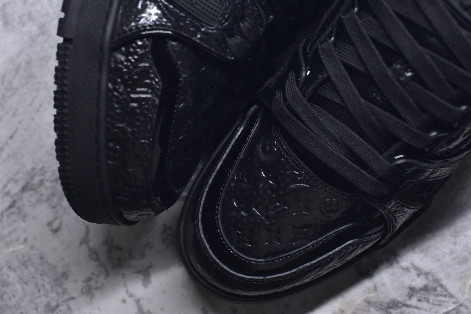 图片[8]-#X1 东莞纯原 210个配色 市售顶级版本💯 驴家 LV x NiGo 联名 Trainer 原版完美楦型 东莞大厂出产 品控胜过市面百分之95 原版正确TPU大底 标准原版大底克重152k 独家底磨 实物到手质感重量完全区别与市面版本。 开发费5w+ 质感媲美原版 密集度超高 区别于同行色泽质感 意大利进口头层一刀切小牛皮 皮料厚实度韧性高于市面 原版垫脚聚米微料加透气英伦网布 都是按正品一比一打造开发 不偷半点料 不掺半点假 细节原版一致 可对比 全包套原版包装配件 目前市面一梯队级别 ⚠市场太杂请注意混卖版本 可区别材料 版型 质感 包装配件 一切肉眼可见的细节。 尺码男款 39 40 41 42 43 44 45 46-选品中心