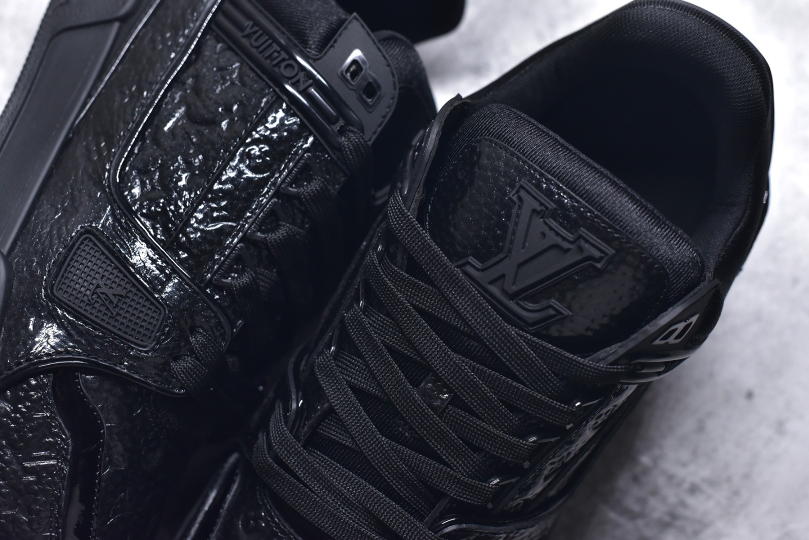 图片[9]-#X1 东莞纯原 210个配色 市售顶级版本💯 驴家 LV x NiGo 联名 Trainer 原版完美楦型 东莞大厂出产 品控胜过市面百分之95 原版正确TPU大底 标准原版大底克重152k 独家底磨 实物到手质感重量完全区别与市面版本。 开发费5w+ 质感媲美原版 密集度超高 区别于同行色泽质感 意大利进口头层一刀切小牛皮 皮料厚实度韧性高于市面 原版垫脚聚米微料加透气英伦网布 都是按正品一比一打造开发 不偷半点料 不掺半点假 细节原版一致 可对比 全包套原版包装配件 目前市面一梯队级别 ⚠市场太杂请注意混卖版本 可区别材料 版型 质感 包装配件 一切肉眼可见的细节。 尺码男款 39 40 41 42 43 44 45 46-选品中心