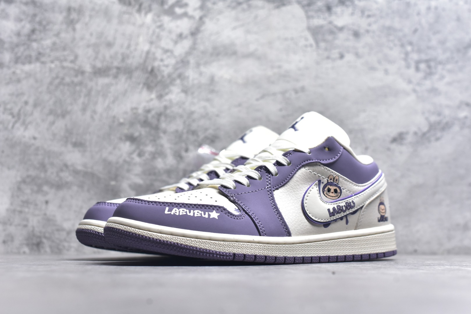 图片[2]-#Labubu x Air Jordan 1 Low 米紫拉布布 原厂皮料 原档冲孔鞋头 正确满胶鞋垫 四线拉帮 原厂织唛标 鞋舌高弹海绵填充 货号： QR2025-005 尺码： 36 36.5 37.5 38 38.5 39 40 40.5 41 42 42.5 43 44 44.5 45-选品中心