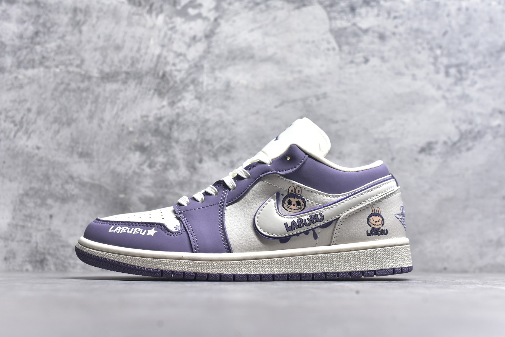 #Labubu x Air Jordan 1 Low 米紫拉布布 原厂皮料 原档冲孔鞋头 正确满胶鞋垫 四线拉帮 原厂织唛标 鞋舌高弹海绵填充 货号： QR2025-005 尺码： 36 36.5 37.5 38 38.5 39 40 40.5 41 42 42.5 43 44 44.5 45-选品中心