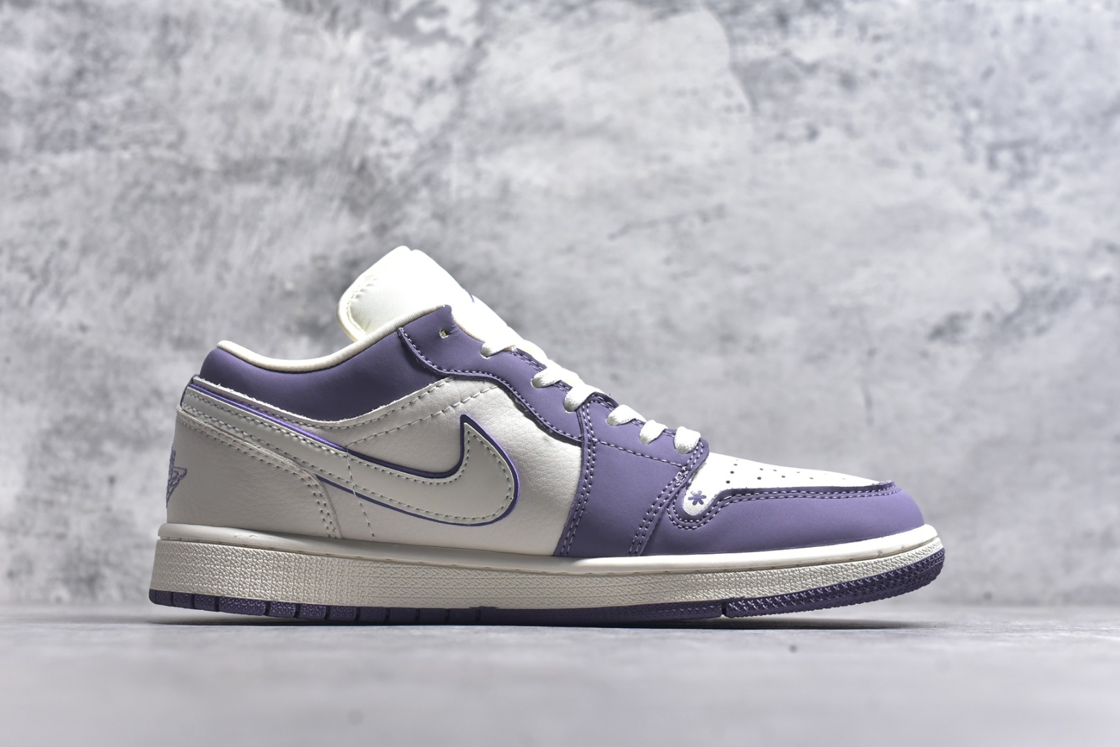 图片[3]-#Labubu x Air Jordan 1 Low 米紫拉布布 原厂皮料 原档冲孔鞋头 正确满胶鞋垫 四线拉帮 原厂织唛标 鞋舌高弹海绵填充 货号： QR2025-005 尺码： 36 36.5 37.5 38 38.5 39 40 40.5 41 42 42.5 43 44 44.5 45-选品中心