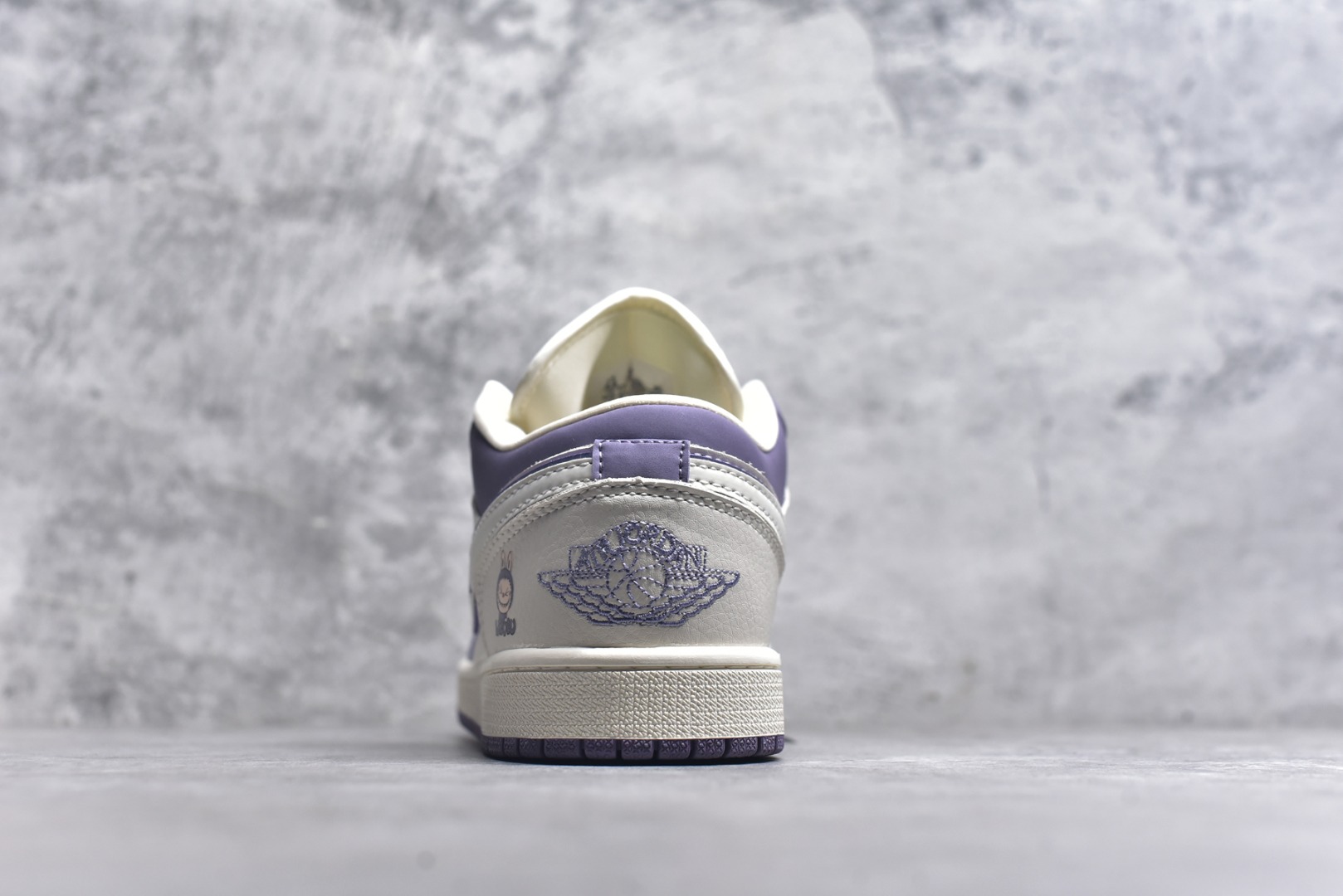 图片[5]-#Labubu x Air Jordan 1 Low 米紫拉布布 原厂皮料 原档冲孔鞋头 正确满胶鞋垫 四线拉帮 原厂织唛标 鞋舌高弹海绵填充 货号： QR2025-005 尺码： 36 36.5 37.5 38 38.5 39 40 40.5 41 42 42.5 43 44 44.5 45-选品中心