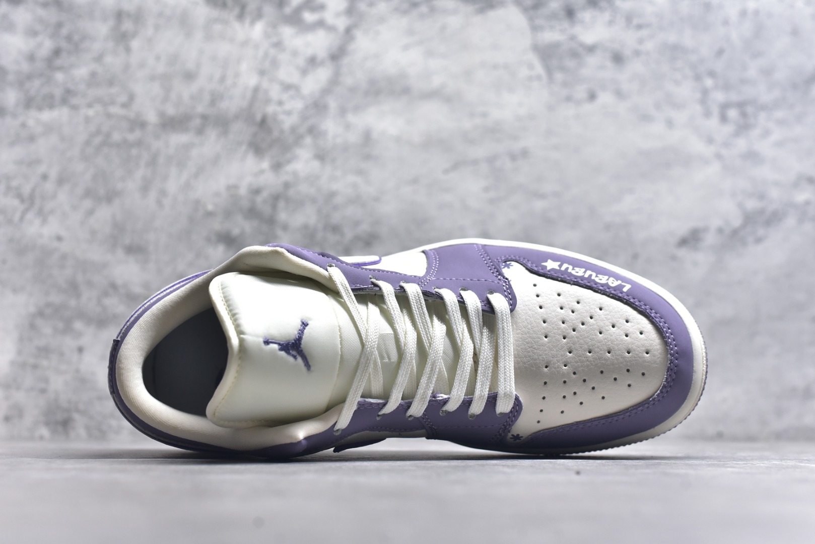 图片[4]-#Labubu x Air Jordan 1 Low 米紫拉布布 原厂皮料 原档冲孔鞋头 正确满胶鞋垫 四线拉帮 原厂织唛标 鞋舌高弹海绵填充 货号： QR2025-005 尺码： 36 36.5 37.5 38 38.5 39 40 40.5 41 42 42.5 43 44 44.5 45-选品中心
