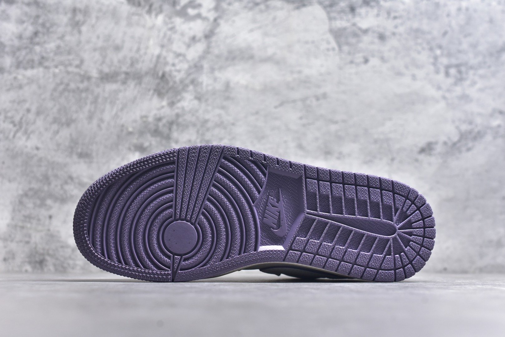 图片[6]-#Labubu x Air Jordan 1 Low 米紫拉布布 原厂皮料 原档冲孔鞋头 正确满胶鞋垫 四线拉帮 原厂织唛标 鞋舌高弹海绵填充 货号： QR2025-005 尺码： 36 36.5 37.5 38 38.5 39 40 40.5 41 42 42.5 43 44 44.5 45-选品中心