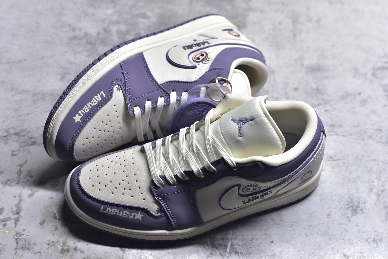 图片[7]-#Labubu x Air Jordan 1 Low 米紫拉布布 原厂皮料 原档冲孔鞋头 正确满胶鞋垫 四线拉帮 原厂织唛标 鞋舌高弹海绵填充 货号： QR2025-005 尺码： 36 36.5 37.5 38 38.5 39 40 40.5 41 42 42.5 43 44 44.5 45-选品中心