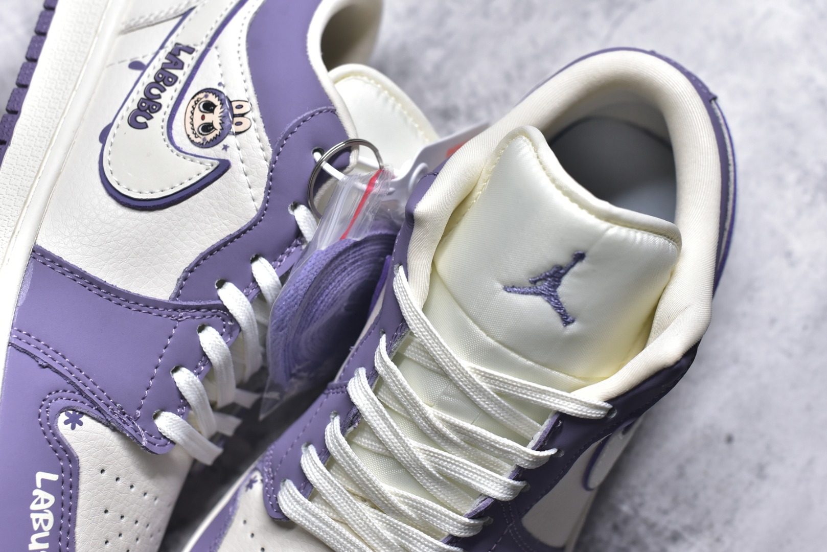 图片[9]-#Labubu x Air Jordan 1 Low 米紫拉布布 原厂皮料 原档冲孔鞋头 正确满胶鞋垫 四线拉帮 原厂织唛标 鞋舌高弹海绵填充 货号： QR2025-005 尺码： 36 36.5 37.5 38 38.5 39 40 40.5 41 42 42.5 43 44 44.5 45-选品中心