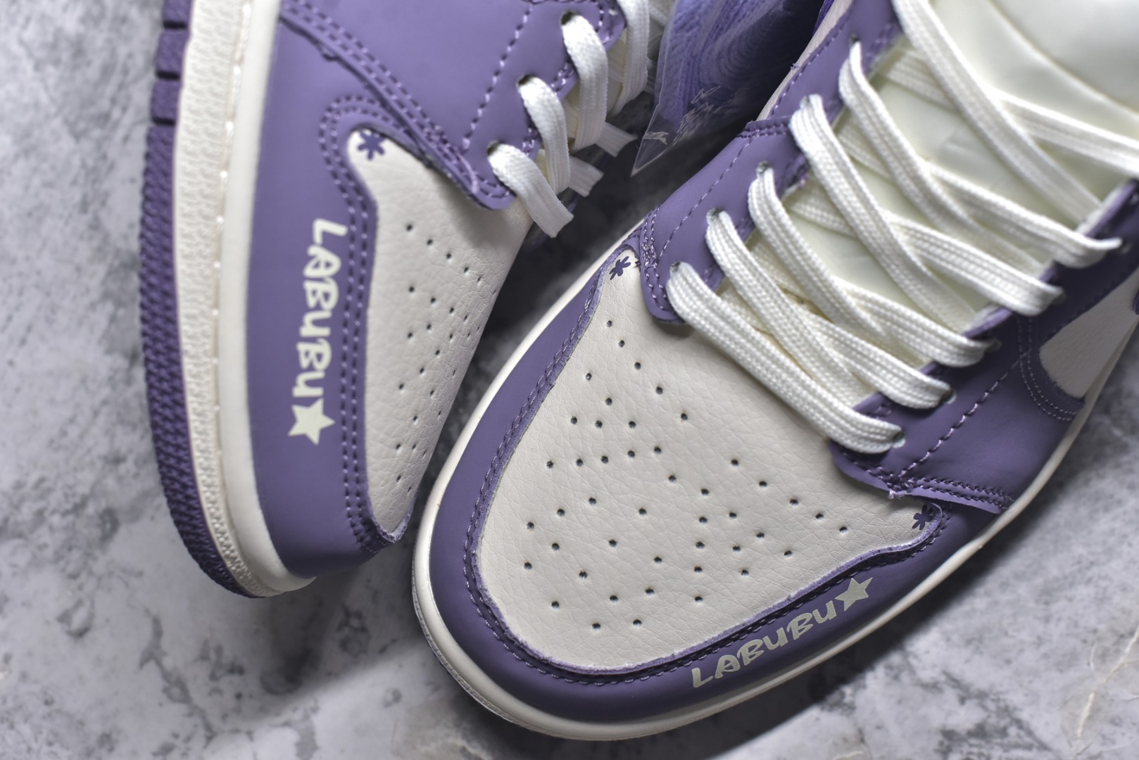 图片[8]-#Labubu x Air Jordan 1 Low 米紫拉布布 原厂皮料 原档冲孔鞋头 正确满胶鞋垫 四线拉帮 原厂织唛标 鞋舌高弹海绵填充 货号： QR2025-005 尺码： 36 36.5 37.5 38 38.5 39 40 40.5 41 42 42.5 43 44 44.5 45-选品中心