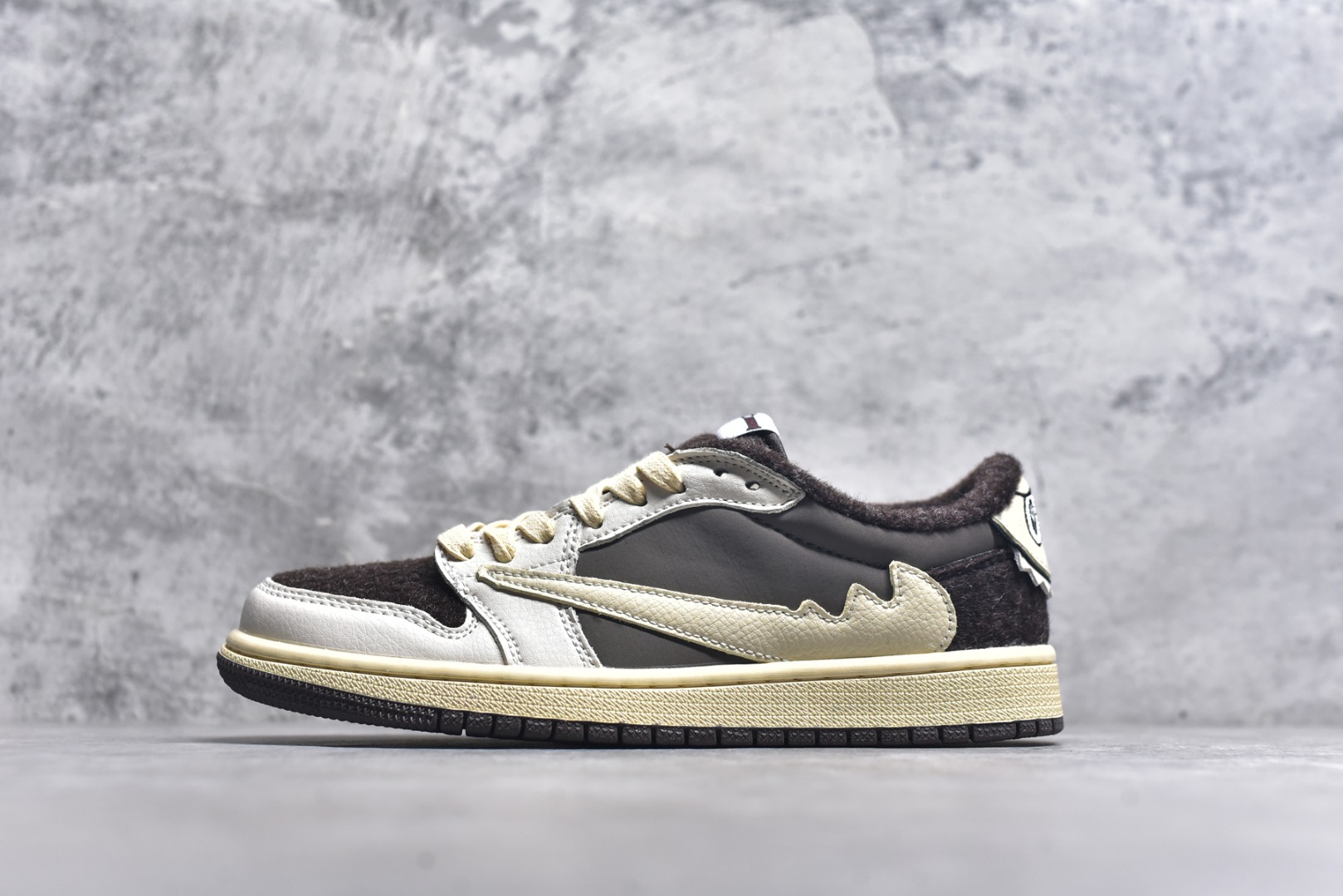 #Nike Air Jordan 1 Low 定制配色 拉布布系列 定制AJ联名-高端定制 低帮复古文化板鞋 #定制鞋盒 大厂纯原品质出货 超高清洁度 皮料切割干净无任何毛边 细节完美 货号：XS2024 070 尺码：36 36.5 37.5 38 38.5 39 40 40.5 41 42 42.5 43 44 44.5 45-选品中心