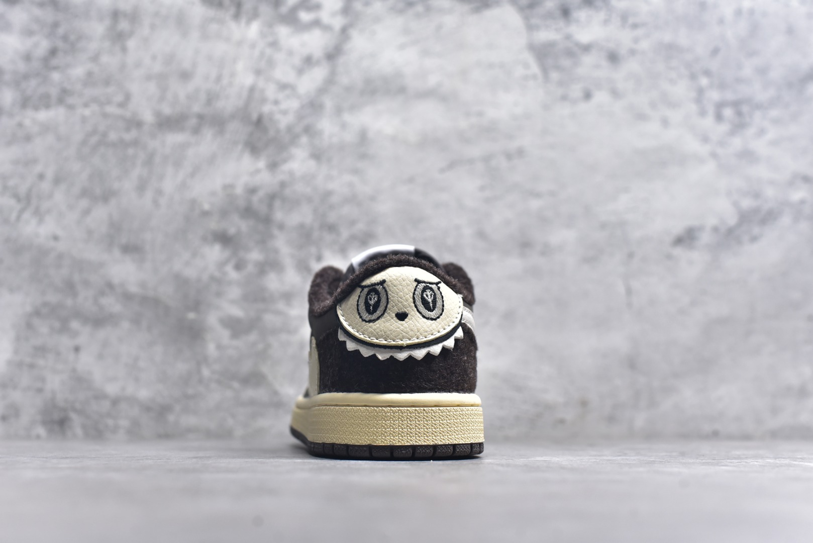 图片[5]-#Nike Air Jordan 1 Low 定制配色 拉布布系列 定制AJ联名-高端定制 低帮复古文化板鞋 #定制鞋盒 大厂纯原品质出货 超高清洁度 皮料切割干净无任何毛边 细节完美 货号：XS2024 070 尺码：36 36.5 37.5 38 38.5 39 40 40.5 41 42 42.5 43 44 44.5 45-选品中心