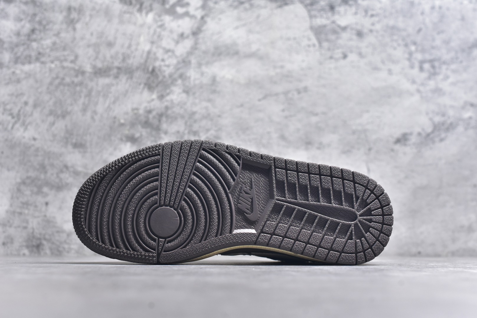 图片[6]-#Nike Air Jordan 1 Low 定制配色 拉布布系列 定制AJ联名-高端定制 低帮复古文化板鞋 #定制鞋盒 大厂纯原品质出货 超高清洁度 皮料切割干净无任何毛边 细节完美 货号：XS2024 070 尺码：36 36.5 37.5 38 38.5 39 40 40.5 41 42 42.5 43 44 44.5 45-选品中心