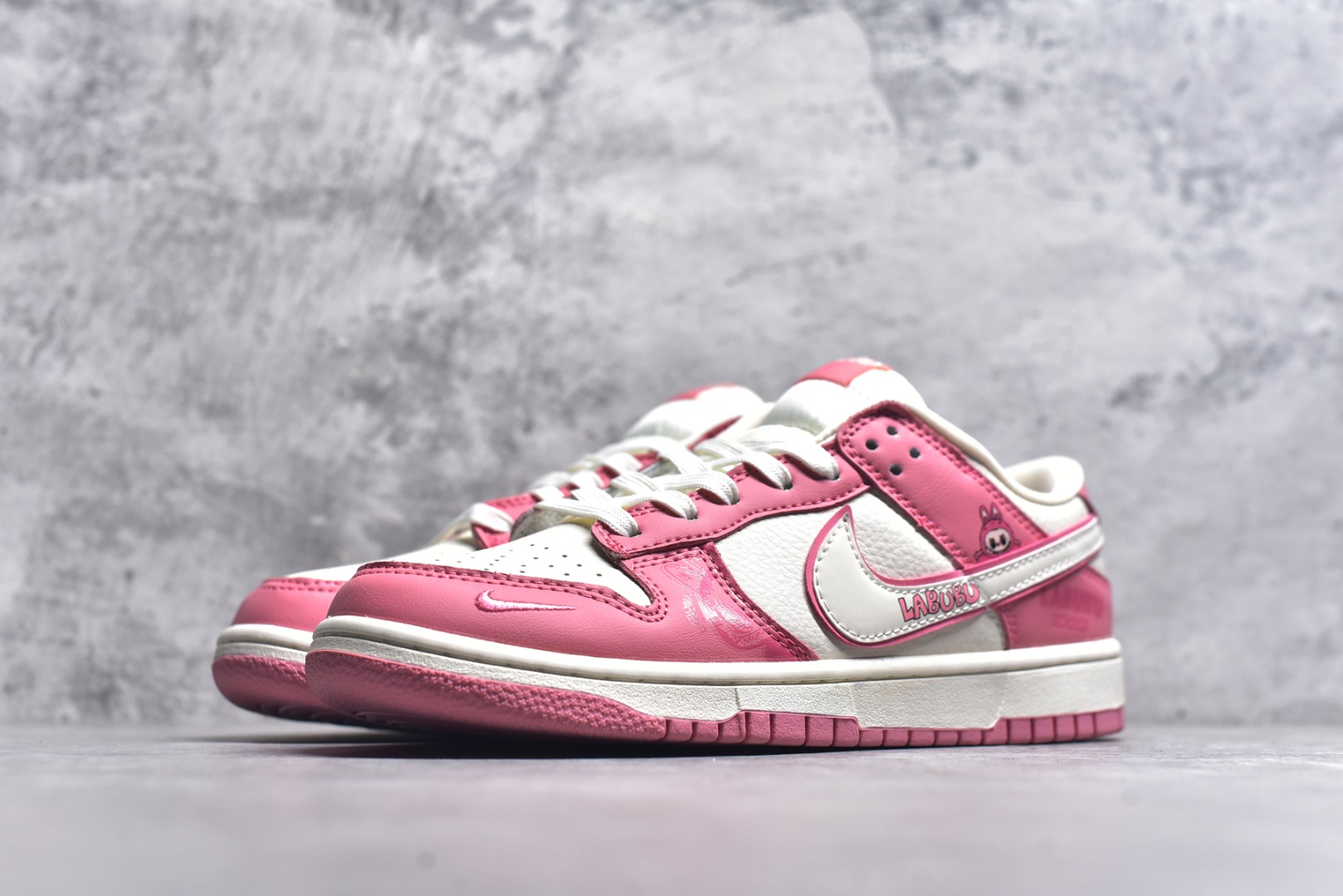 图片[2]-#Nike SB Dunk Low“ 米粉拉布布” 周年高端定制 低帮休闲板鞋 定制鞋盒 大厂纯原品质出货 超高清洁度 皮料切割干净无任何毛边 细节完美 货号：SR2025-008 尺码：36 36.5 37.5 38 38.5 39 40 40.5 41 42 42.5 43 44 44.5 45-选品中心