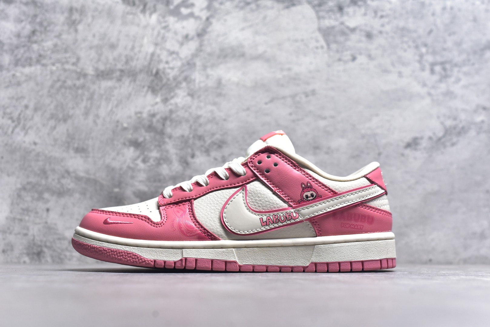 #Nike SB Dunk Low“ 米粉拉布布” 周年高端定制 低帮休闲板鞋 定制鞋盒 大厂纯原品质出货 超高清洁度 皮料切割干净无任何毛边 细节完美 货号：SR2025-008 尺码：36 36.5 37.5 38 38.5 39 40 40.5 41 42 42.5 43 44 44.5 45-选品中心