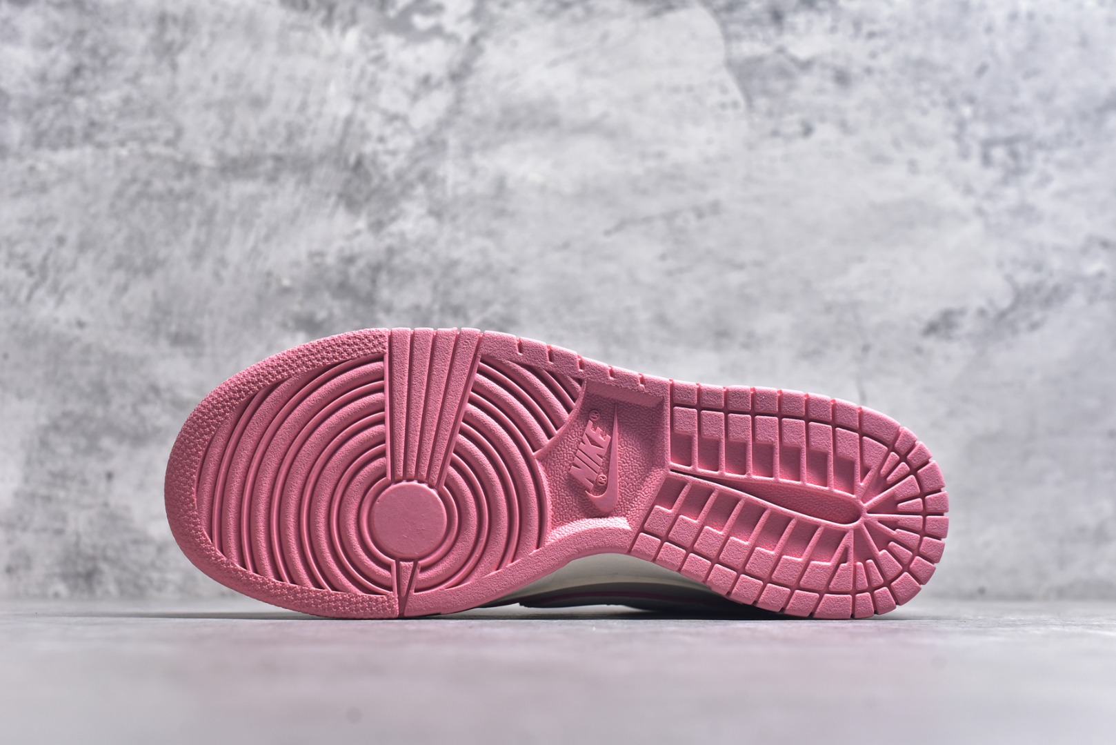 图片[6]-#Nike SB Dunk Low“ 米粉拉布布” 周年高端定制 低帮休闲板鞋 定制鞋盒 大厂纯原品质出货 超高清洁度 皮料切割干净无任何毛边 细节完美 货号：SR2025-008 尺码：36 36.5 37.5 38 38.5 39 40 40.5 41 42 42.5 43 44 44.5 45-选品中心