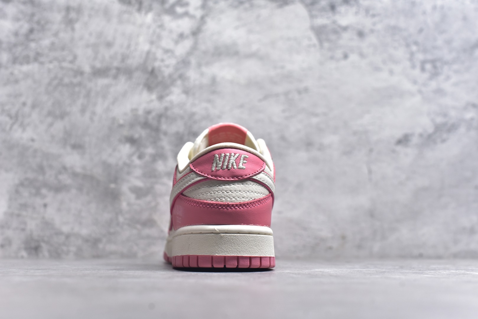 图片[5]-#Nike SB Dunk Low“ 米粉拉布布” 周年高端定制 低帮休闲板鞋 定制鞋盒 大厂纯原品质出货 超高清洁度 皮料切割干净无任何毛边 细节完美 货号：SR2025-008 尺码：36 36.5 37.5 38 38.5 39 40 40.5 41 42 42.5 43 44 44.5 45-选品中心