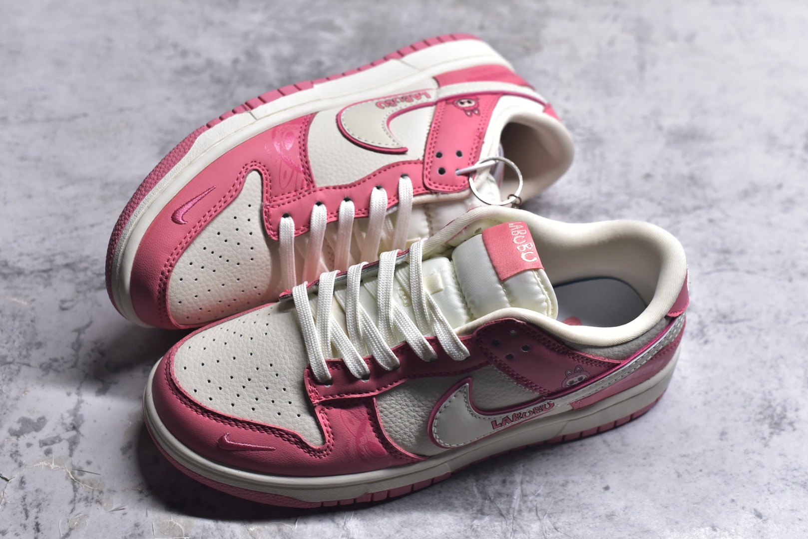 图片[7]-#Nike SB Dunk Low“ 米粉拉布布” 周年高端定制 低帮休闲板鞋 定制鞋盒 大厂纯原品质出货 超高清洁度 皮料切割干净无任何毛边 细节完美 货号：SR2025-008 尺码：36 36.5 37.5 38 38.5 39 40 40.5 41 42 42.5 43 44 44.5 45-选品中心