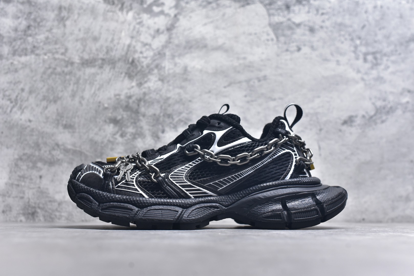 #巴黎世家 工厂优势放货，欢迎合作️ 巴黎10代3XL 4.0链条⛓️同心锁🔒 该有的材料配置、做工工艺和配套配件全部拉满！货量足，放心推，售后少！ 货号：825622 W3XPL 1882 -5 黑银 1882 男女鞋 35 36 37 38 39 40 41 42 43 44 45 46-选品中心