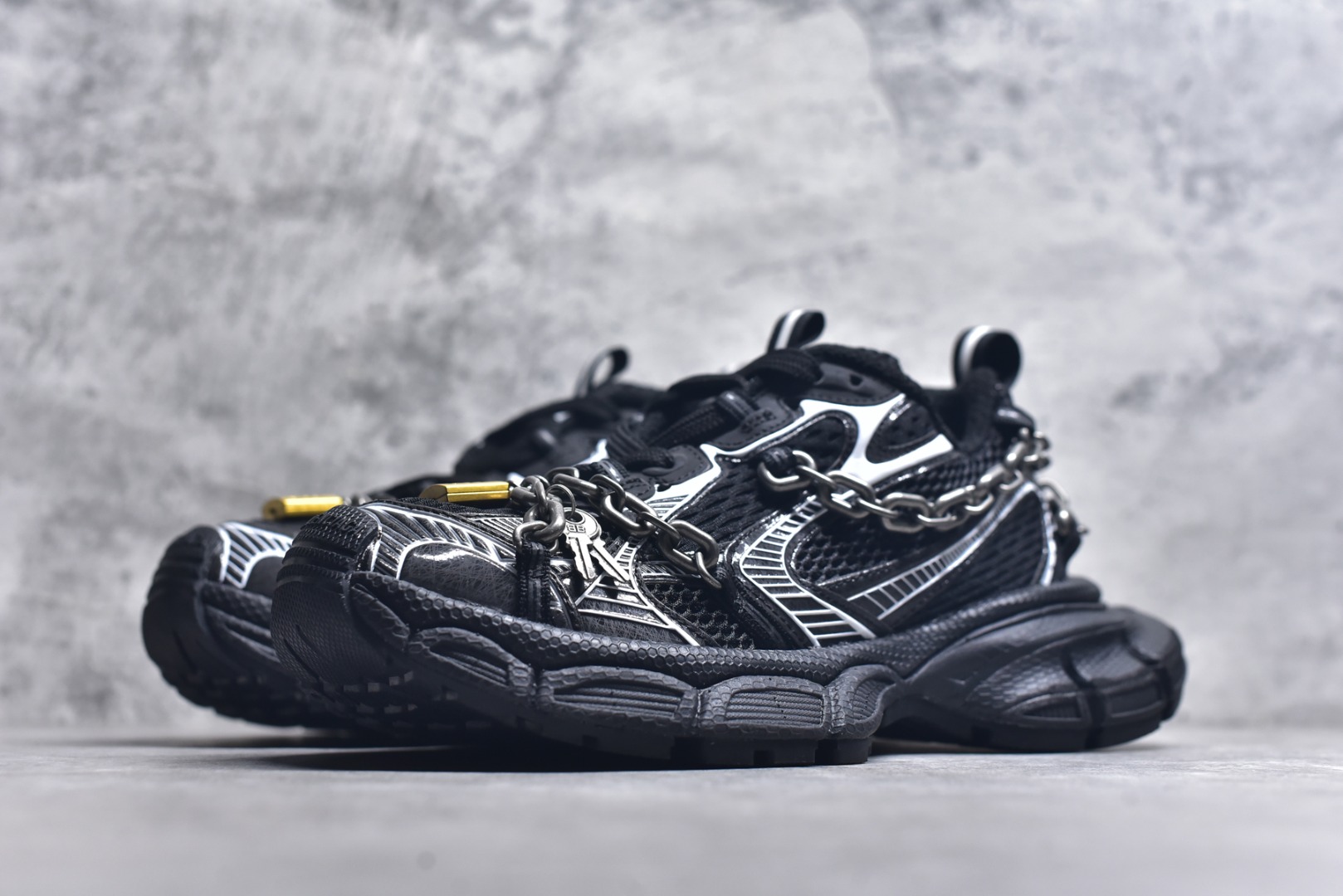 图片[2]-#巴黎世家 工厂优势放货，欢迎合作️ 巴黎10代3XL 4.0链条⛓️同心锁🔒 该有的材料配置、做工工艺和配套配件全部拉满！货量足，放心推，售后少！ 货号：825622 W3XPL 1882 -5 黑银 1882 男女鞋 35 36 37 38 39 40 41 42 43 44 45 46-选品中心