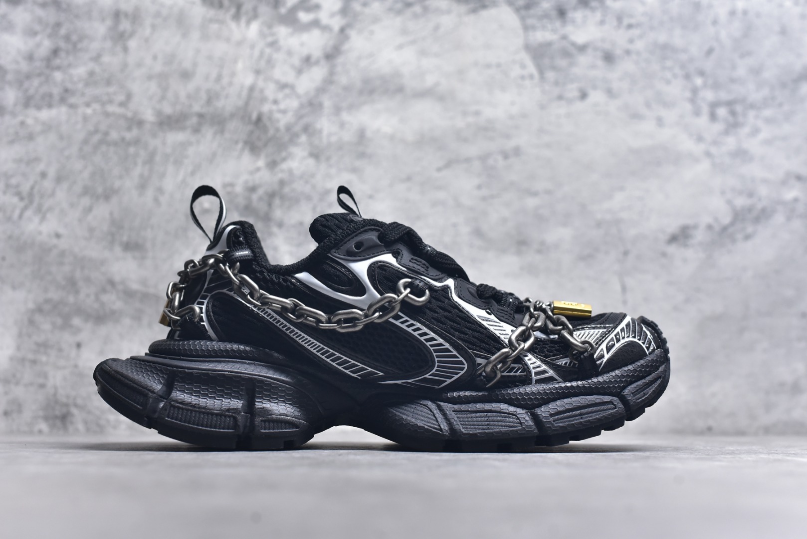 图片[3]-#巴黎世家 工厂优势放货，欢迎合作️ 巴黎10代3XL 4.0链条⛓️同心锁🔒 该有的材料配置、做工工艺和配套配件全部拉满！货量足，放心推，售后少！ 货号：825622 W3XPL 1882 -5 黑银 1882 男女鞋 35 36 37 38 39 40 41 42 43 44 45 46-选品中心