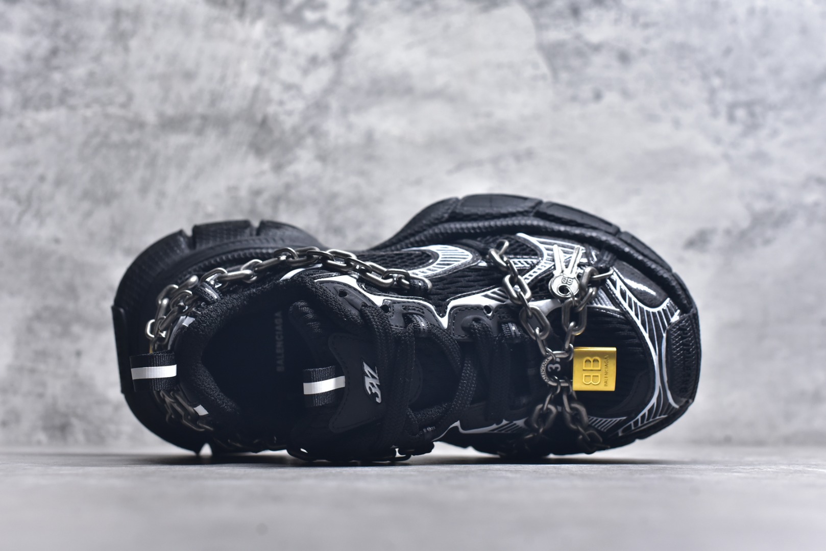 图片[4]-#巴黎世家 工厂优势放货，欢迎合作️ 巴黎10代3XL 4.0链条⛓️同心锁🔒 该有的材料配置、做工工艺和配套配件全部拉满！货量足，放心推，售后少！ 货号：825622 W3XPL 1882 -5 黑银 1882 男女鞋 35 36 37 38 39 40 41 42 43 44 45 46-选品中心