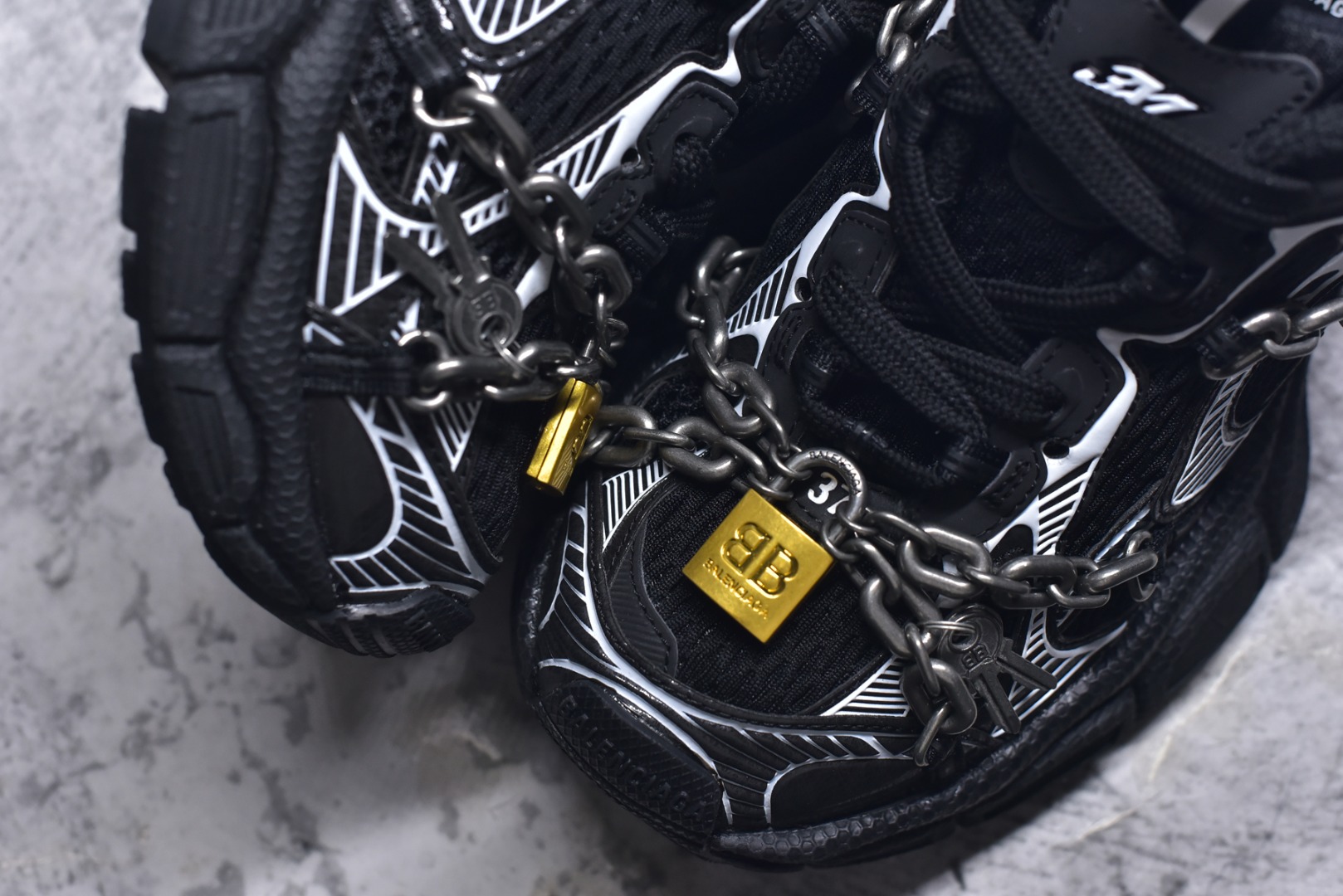 图片[8]-#巴黎世家 工厂优势放货，欢迎合作️ 巴黎10代3XL 4.0链条⛓️同心锁🔒 该有的材料配置、做工工艺和配套配件全部拉满！货量足，放心推，售后少！ 货号：825622 W3XPL 1882 -5 黑银 1882 男女鞋 35 36 37 38 39 40 41 42 43 44 45 46-选品中心