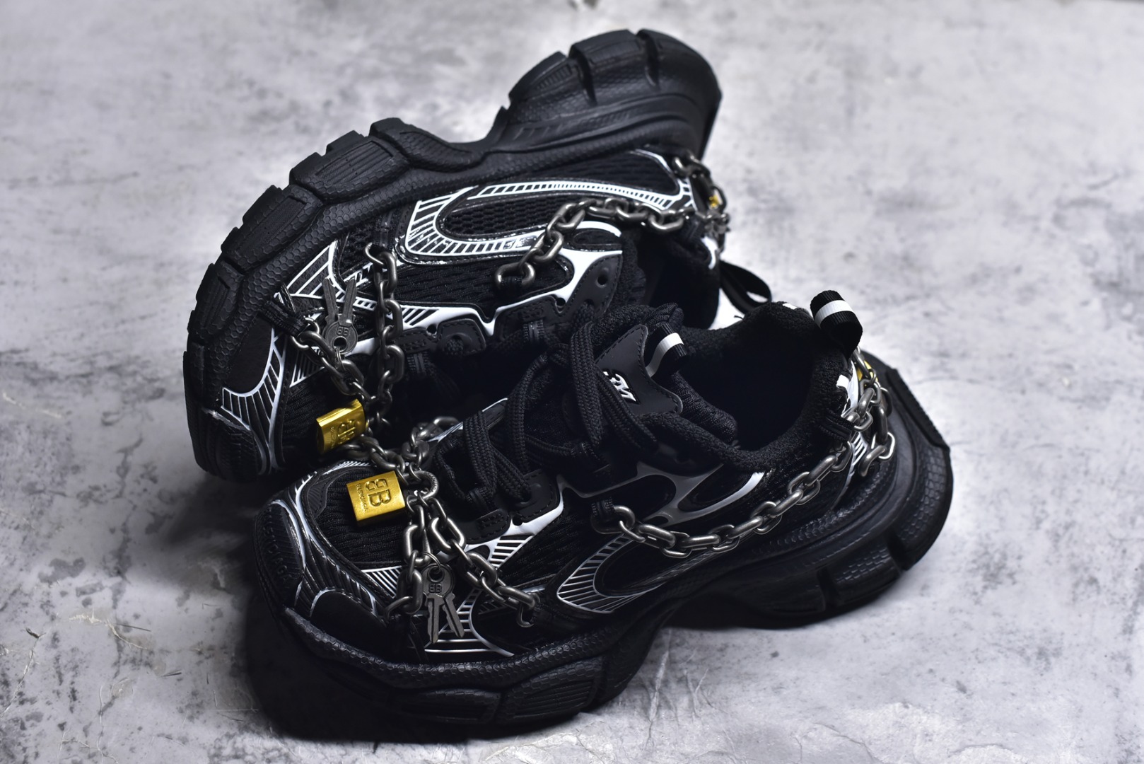 图片[7]-#巴黎世家 工厂优势放货，欢迎合作️ 巴黎10代3XL 4.0链条⛓️同心锁🔒 该有的材料配置、做工工艺和配套配件全部拉满！货量足，放心推，售后少！ 货号：825622 W3XPL 1882 -5 黑银 1882 男女鞋 35 36 37 38 39 40 41 42 43 44 45 46-选品中心