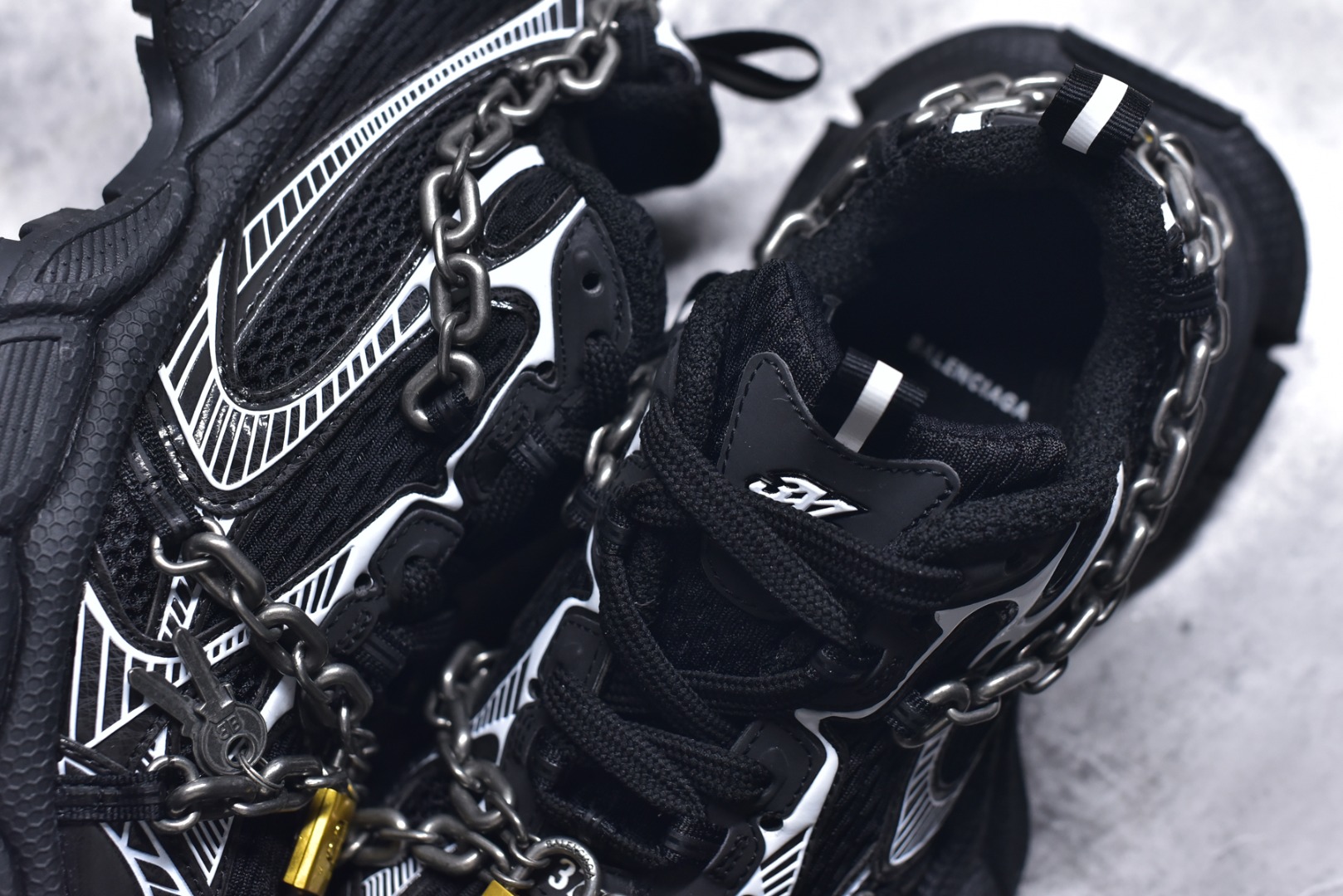 图片[9]-#巴黎世家 工厂优势放货，欢迎合作️ 巴黎10代3XL 4.0链条⛓️同心锁🔒 该有的材料配置、做工工艺和配套配件全部拉满！货量足，放心推，售后少！ 货号：825622 W3XPL 1882 -5 黑银 1882 男女鞋 35 36 37 38 39 40 41 42 43 44 45 46-选品中心