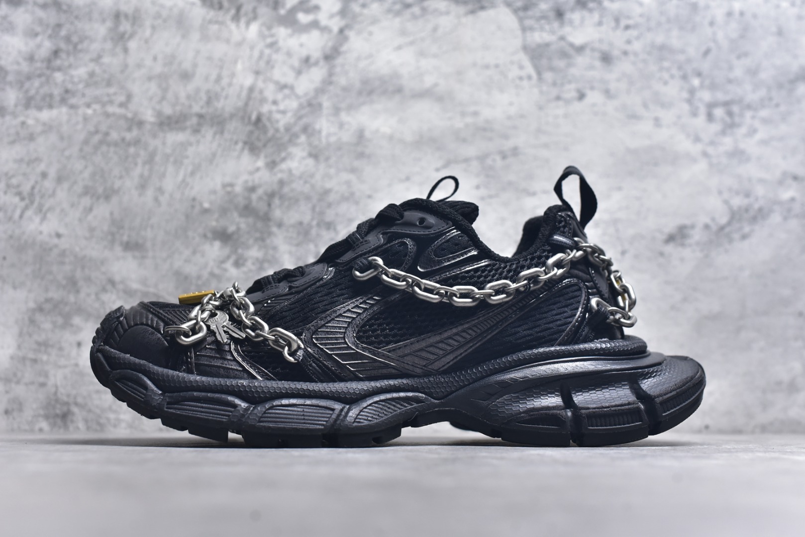 #巴黎世家 工厂优势放货，欢迎合作️ 巴黎10代3XL 4.0链条⛓️同心锁🔒 该有的材料配置、做工工艺和配套配件全部拉满！货量足，放心推，售后少！ 货号：825623 W3XPL 0120 黑色 0120 男女鞋 35 36 37 38 39 40 41 42 43 44 45 46-选品中心