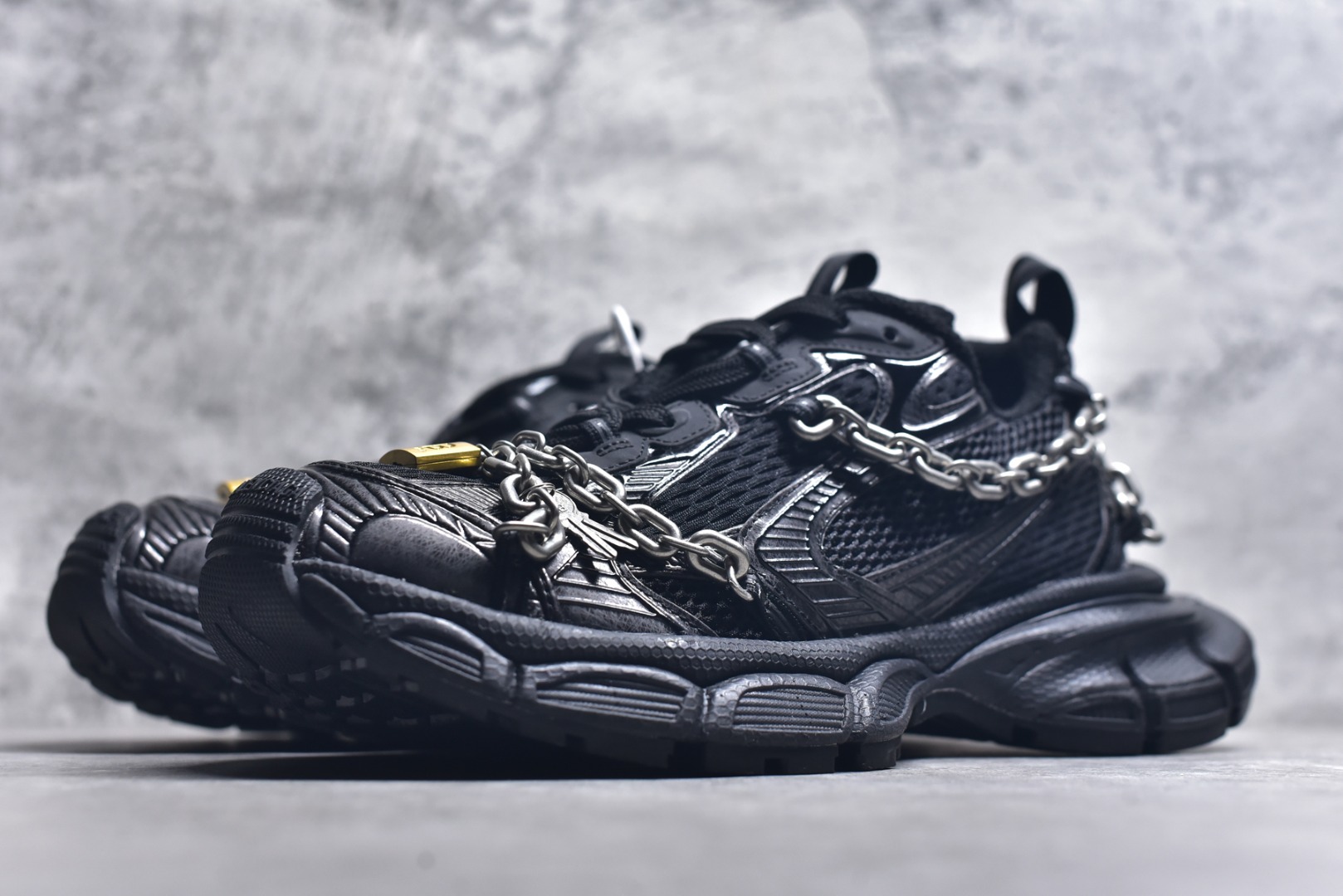 图片[2]-#巴黎世家 工厂优势放货，欢迎合作️ 巴黎10代3XL 4.0链条⛓️同心锁🔒 该有的材料配置、做工工艺和配套配件全部拉满！货量足，放心推，售后少！ 货号：825623 W3XPL 0120 黑色 0120 男女鞋 35 36 37 38 39 40 41 42 43 44 45 46-选品中心