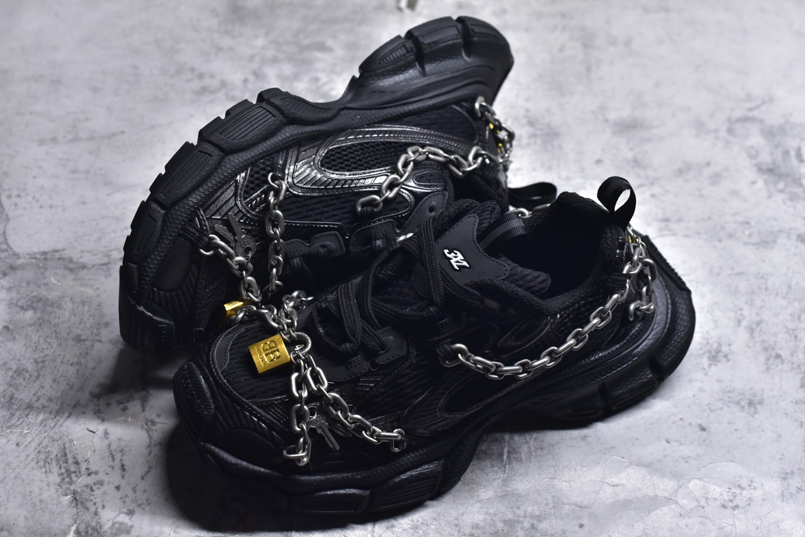 图片[7]-#巴黎世家 工厂优势放货，欢迎合作️ 巴黎10代3XL 4.0链条⛓️同心锁🔒 该有的材料配置、做工工艺和配套配件全部拉满！货量足，放心推，售后少！ 货号：825623 W3XPL 0120 黑色 0120 男女鞋 35 36 37 38 39 40 41 42 43 44 45 46-选品中心