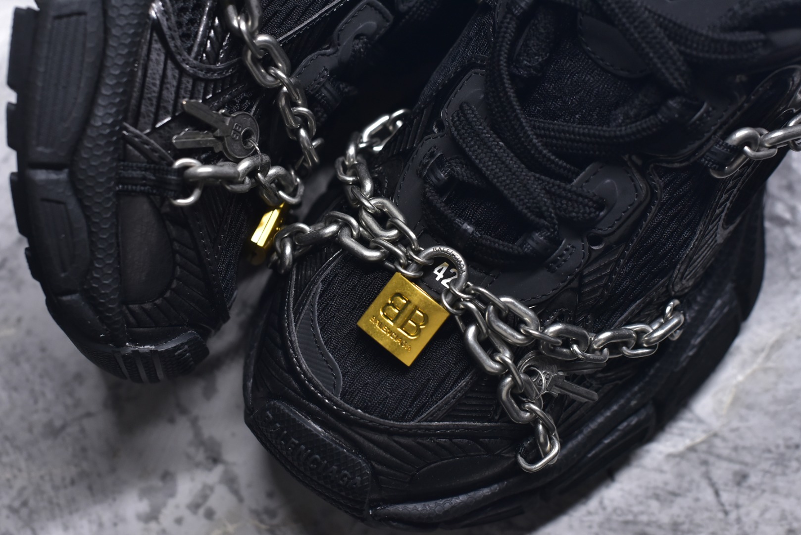 图片[8]-#巴黎世家 工厂优势放货，欢迎合作️ 巴黎10代3XL 4.0链条⛓️同心锁🔒 该有的材料配置、做工工艺和配套配件全部拉满！货量足，放心推，售后少！ 货号：825623 W3XPL 0120 黑色 0120 男女鞋 35 36 37 38 39 40 41 42 43 44 45 46-选品中心