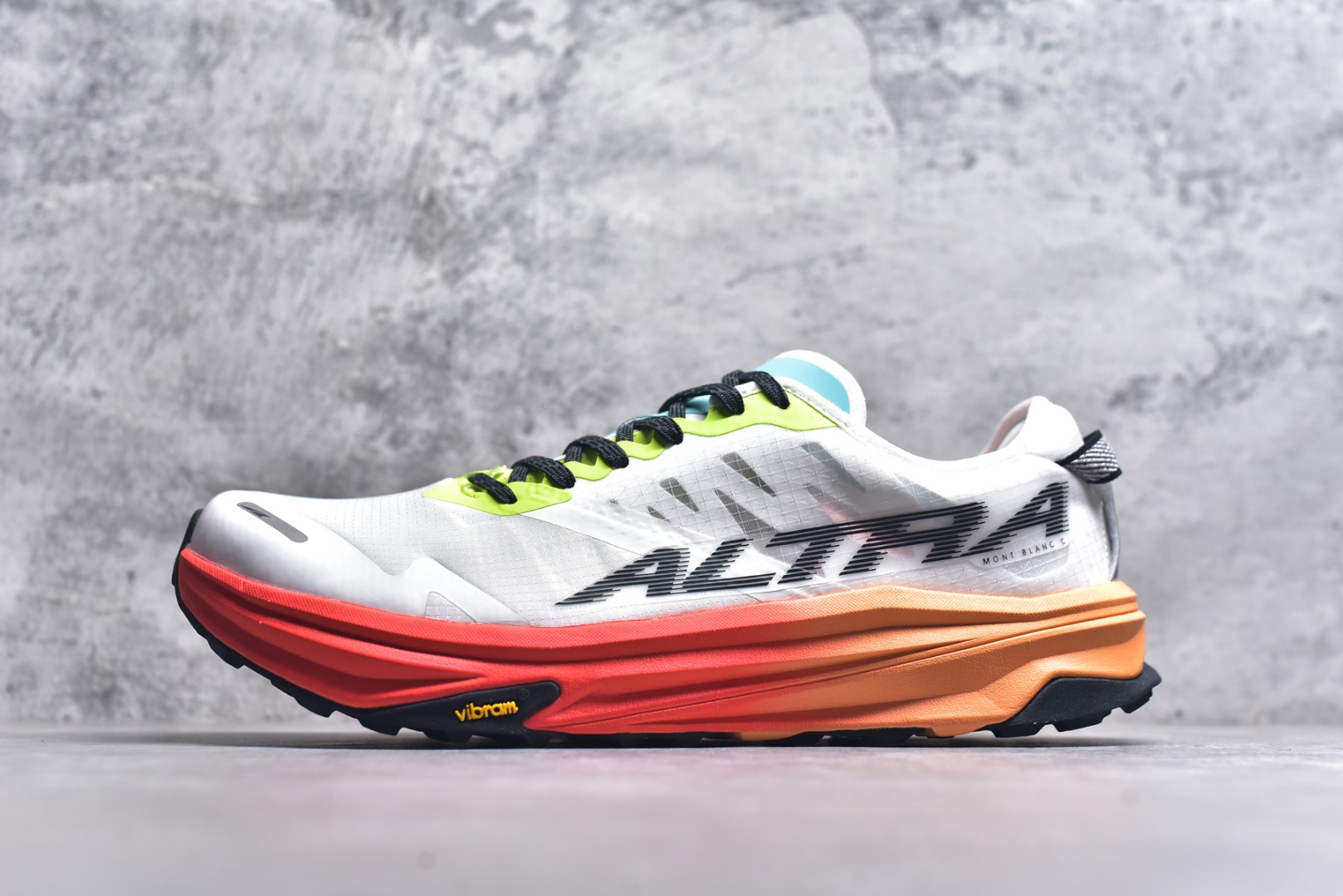 #Altra奥创 M OLYMPUS 6 缓震回弹轻量跑鞋减震透气跑鞋 美国专业跑鞋品牌，国内越野跑市场占有量前三 全掌碳板 高科技大底 采用MaxTrac™中底+Vibram®Megagrip外底，适合长距离越野跑。Altra标志性的FootShape™宽鞋头，适合宽脚或需要脚趾自然舒展的跑者。Vibram®大底提供超强抓地力，适应泥地、碎石、湿滑路面。GaiterTrap™鞋面设计，防止碎石进入。 尺码： 39-46-选品中心