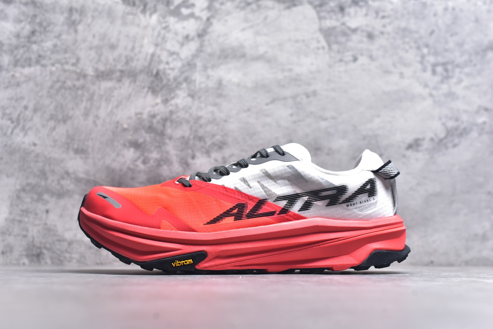 #Altra奥创 M OLYMPUS 6 缓震回弹轻量跑鞋减震透气跑鞋 美国专业跑鞋品牌，国内越野跑市场占有量前三 全掌碳板 高科技大底 采用MaxTrac™中底+Vibram®Megagrip外底，适合长距离越野跑。Altra标志性的FootShape™宽鞋头，适合宽脚或需要脚趾自然舒展的跑者。Vibram®大底提供超强抓地力，适应泥地、碎石、湿滑路面。GaiterTrap™鞋面设计，防止碎石进入。 尺码： 39-46-选品中心